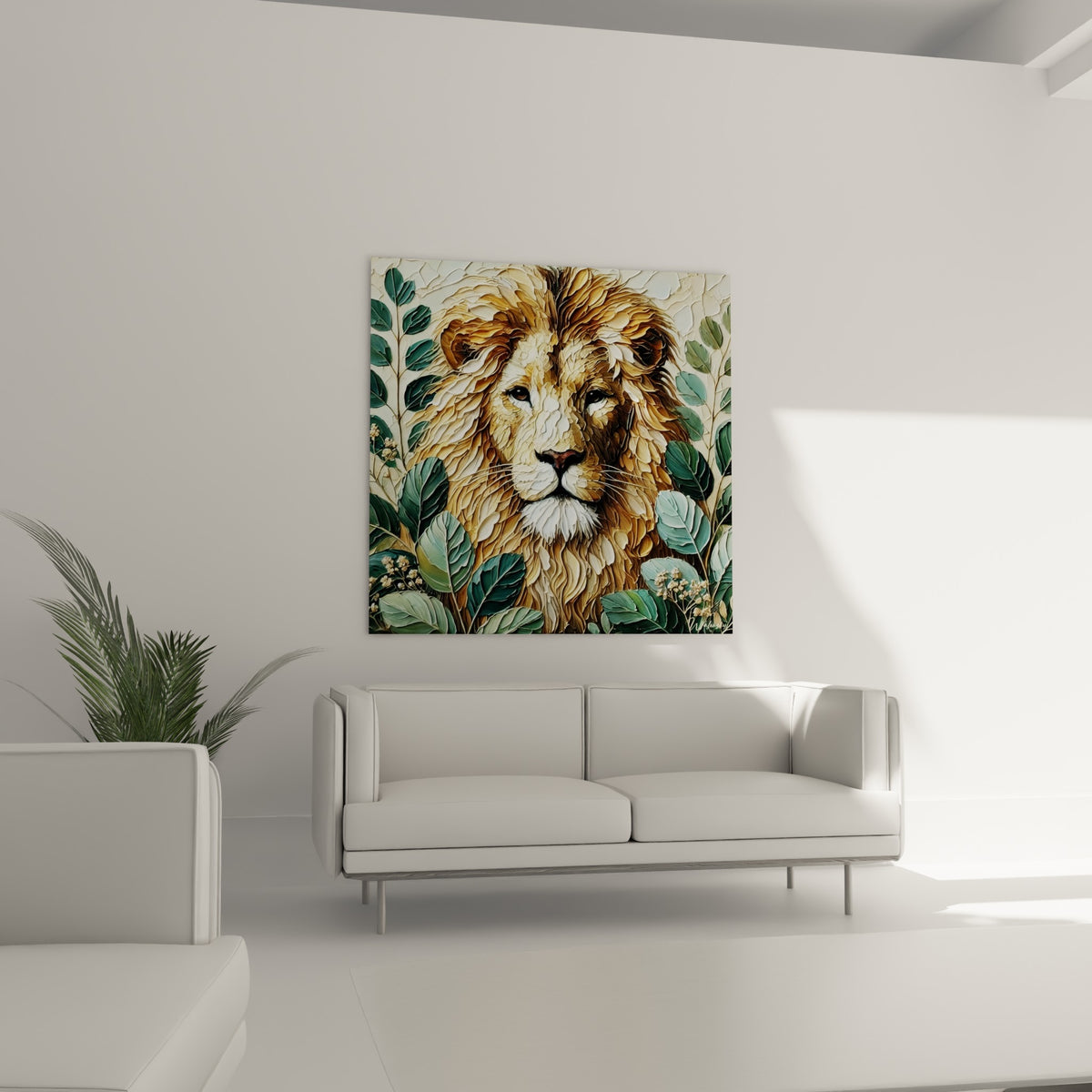 Crinière fauve du lion nichée dans un feuillage vert sauge, accrochée au-dessus d'un canapé dans un salon lumineux