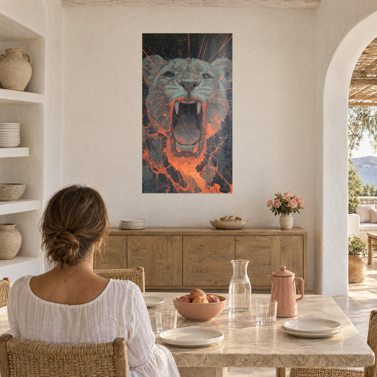 Schilderij woedende leeuwin met blauwgrijze trekken en fluorescerend oranje strepen, een vrouw van achteren aan tafel, witgekalkte muur, stenen boog
