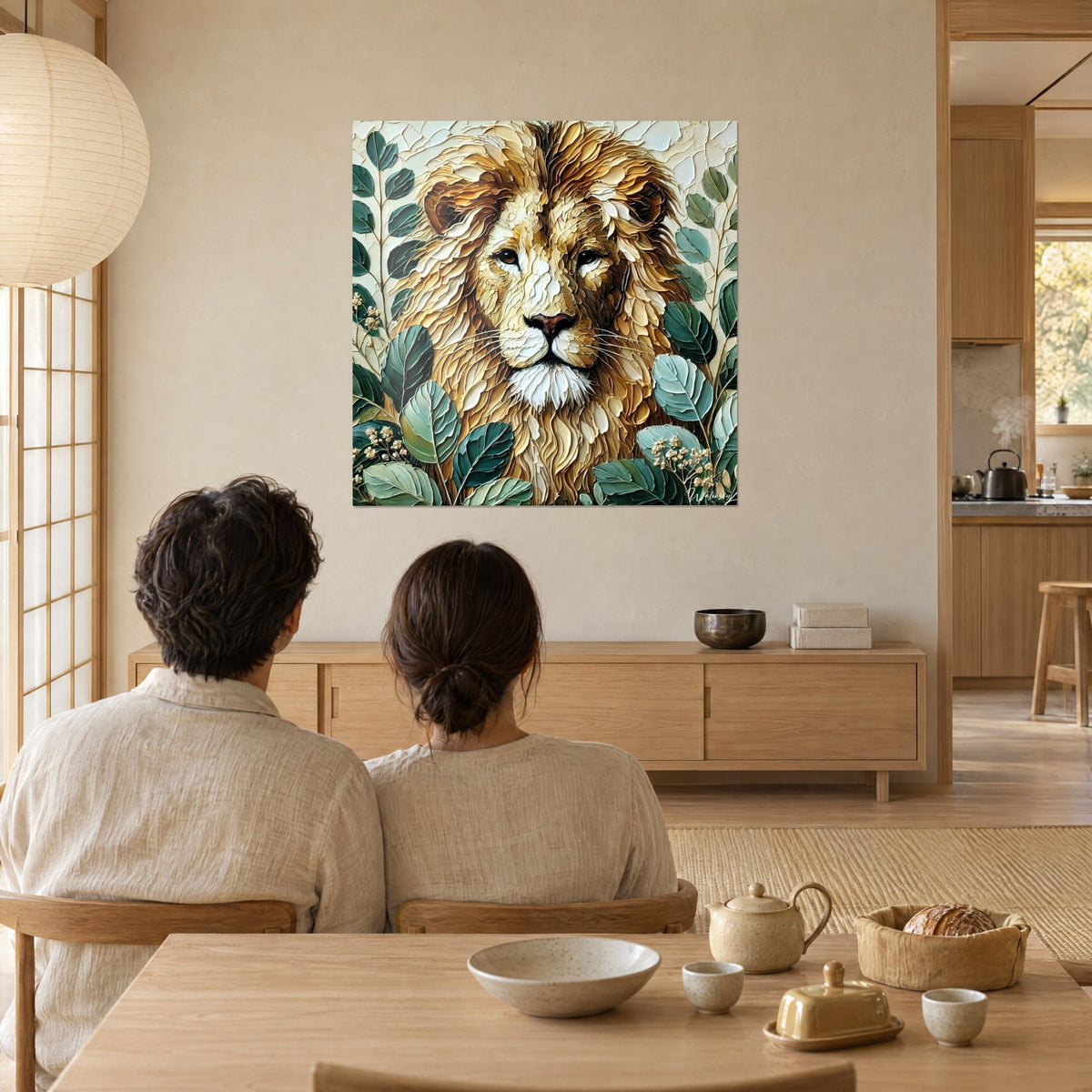Tableau portrait de lion en coups de spatule, crinière dorée et feuilles vert-de-gris, mur clair d'un coin repas