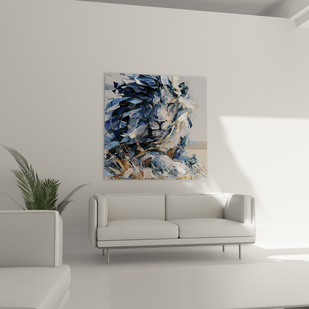 Crinière fragmentée en bleu et blanc d'un lion, accrochée au-dessus d'un canapé dans un salon lumineux
