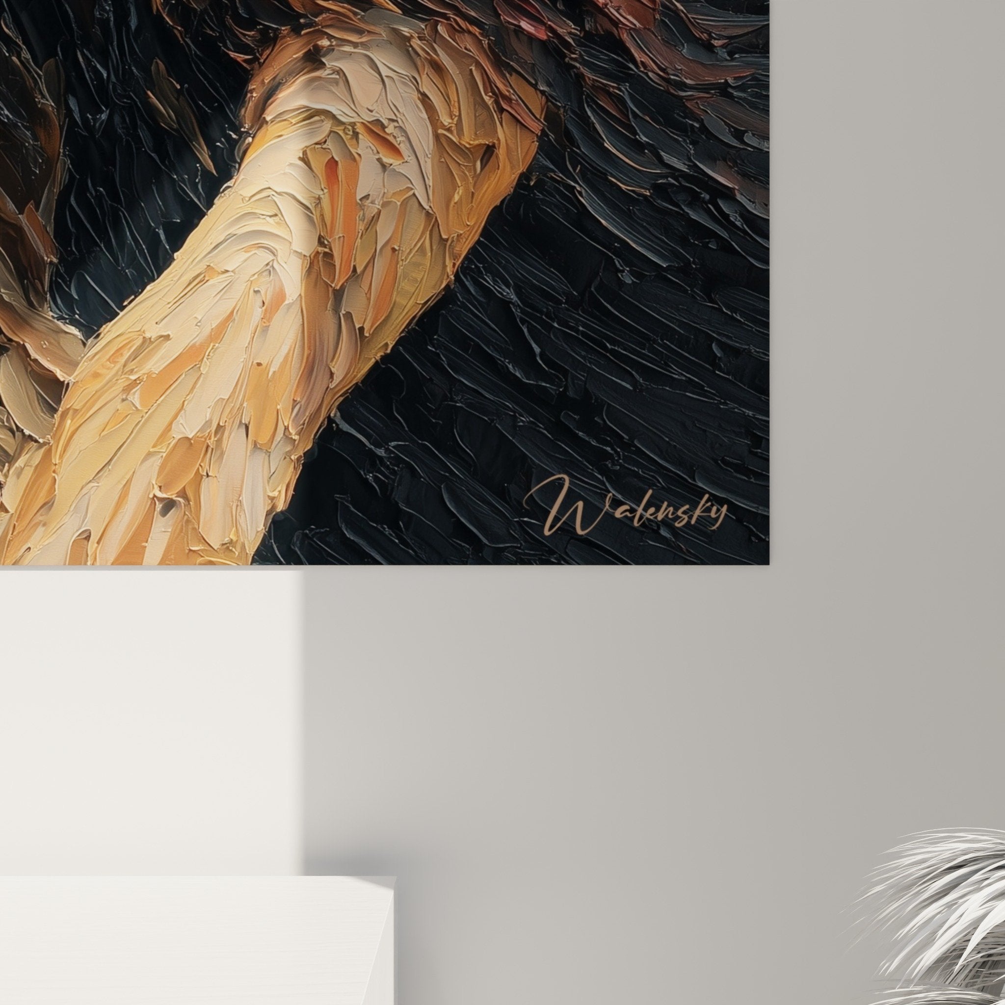 Gesamtansicht Löwe-Kunstwerk in warmen Tönen in zeitgenössischem Interieur mit beigefarbener Wand