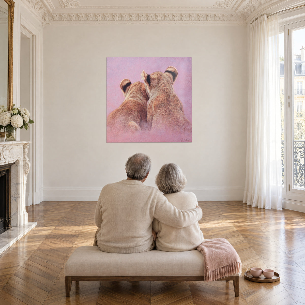 Schilderij leeuwenwelpen dicht tegen elkaar gedrukt, vaalbruine vacht met roodachtige schakeringen op roze achtergrond, bekeken door een koppel van achteren