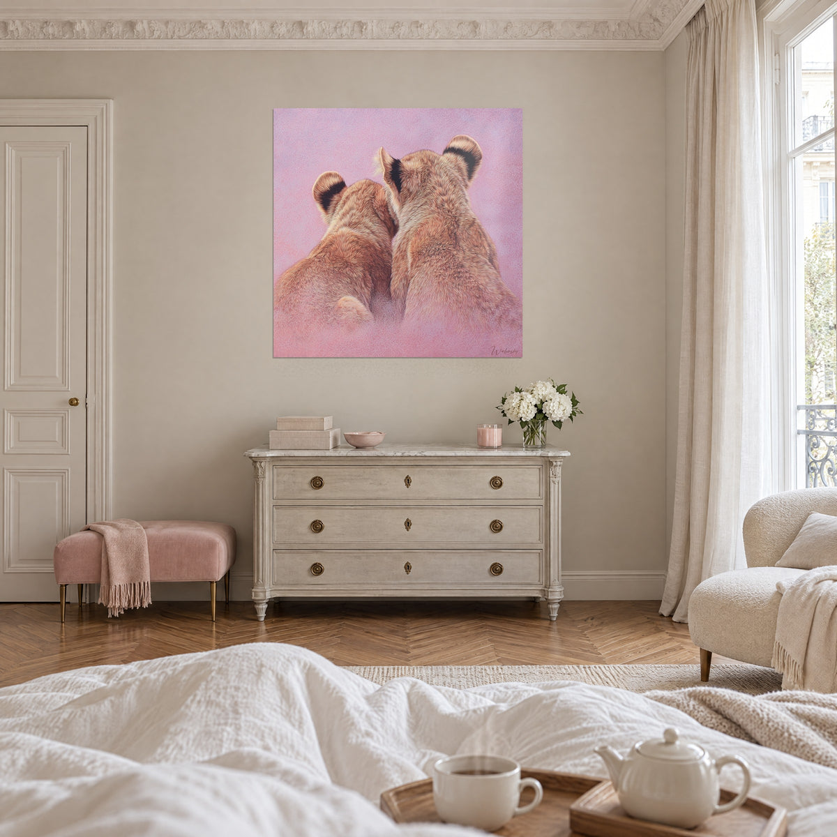 Schilderij teder duo van katachtigen met zijdezacht roodharig vel, lichtroze lucht, boven een bed in een lichte slaapkamer