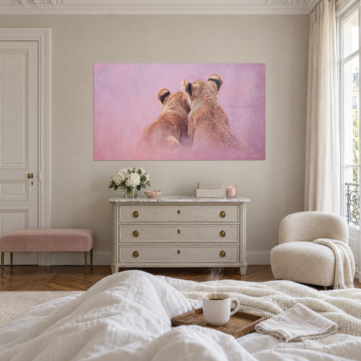Schilderij van een koppel leeuwenwelpen die teder tegen elkaar aan liggen, parelmoerachtig roodbruin haar op een lilaroze wolk, boven een bed in een lichte slaapkamer