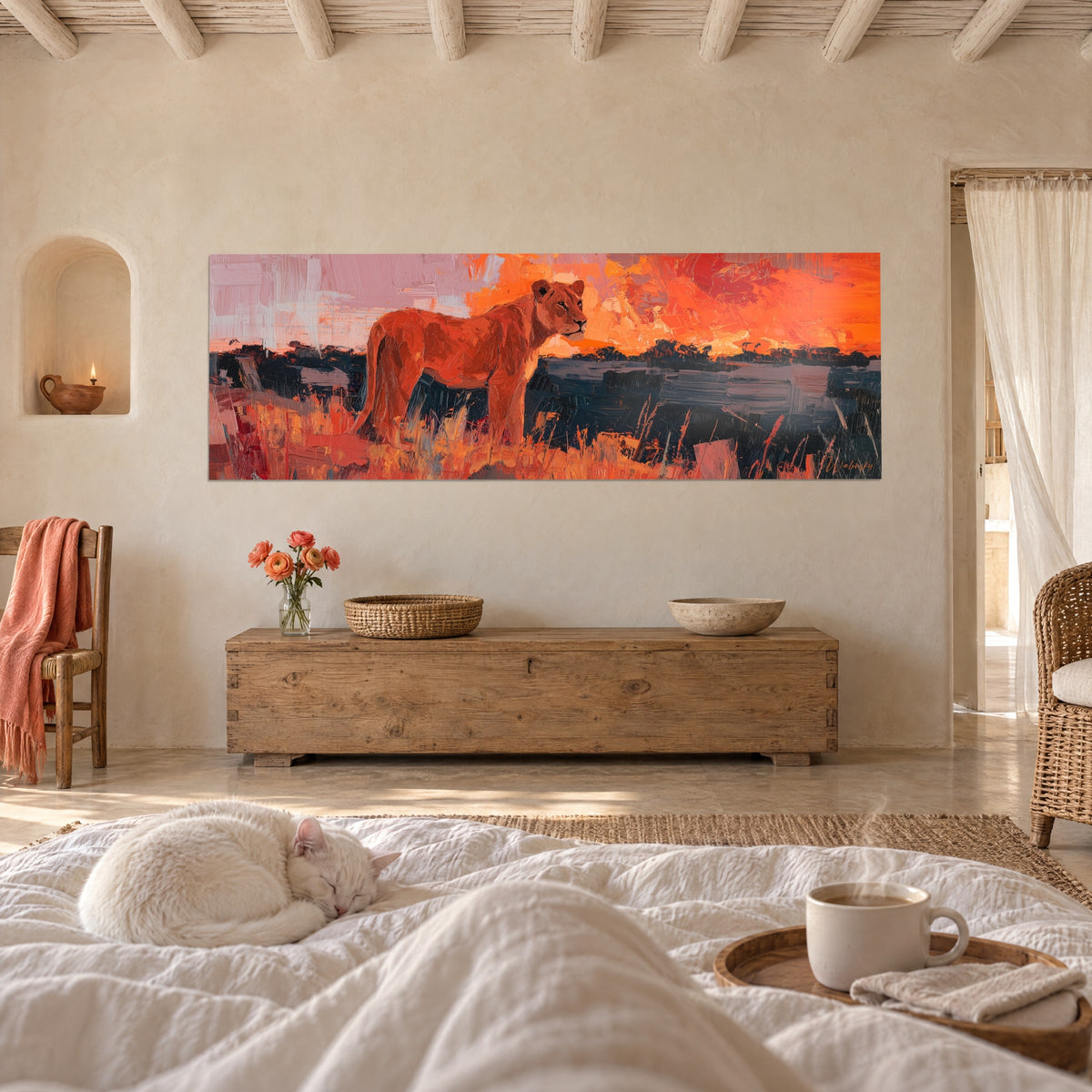 Schilderij majestueuze kat tegen felle oranje en marineblauwe zonsondergangen, boven een bed in een lichte slaapkamer