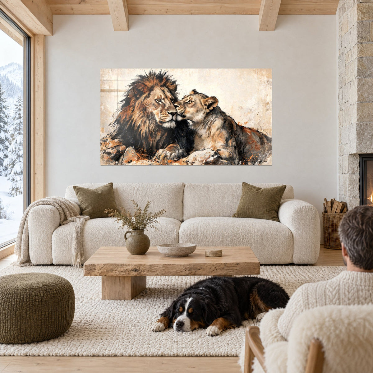 Quadro leone con criniera scura che strofina la guancia contro una leonessa, ocra e antracite, uomo di spalle e cane, sopra un divano in un soggiorno luminoso