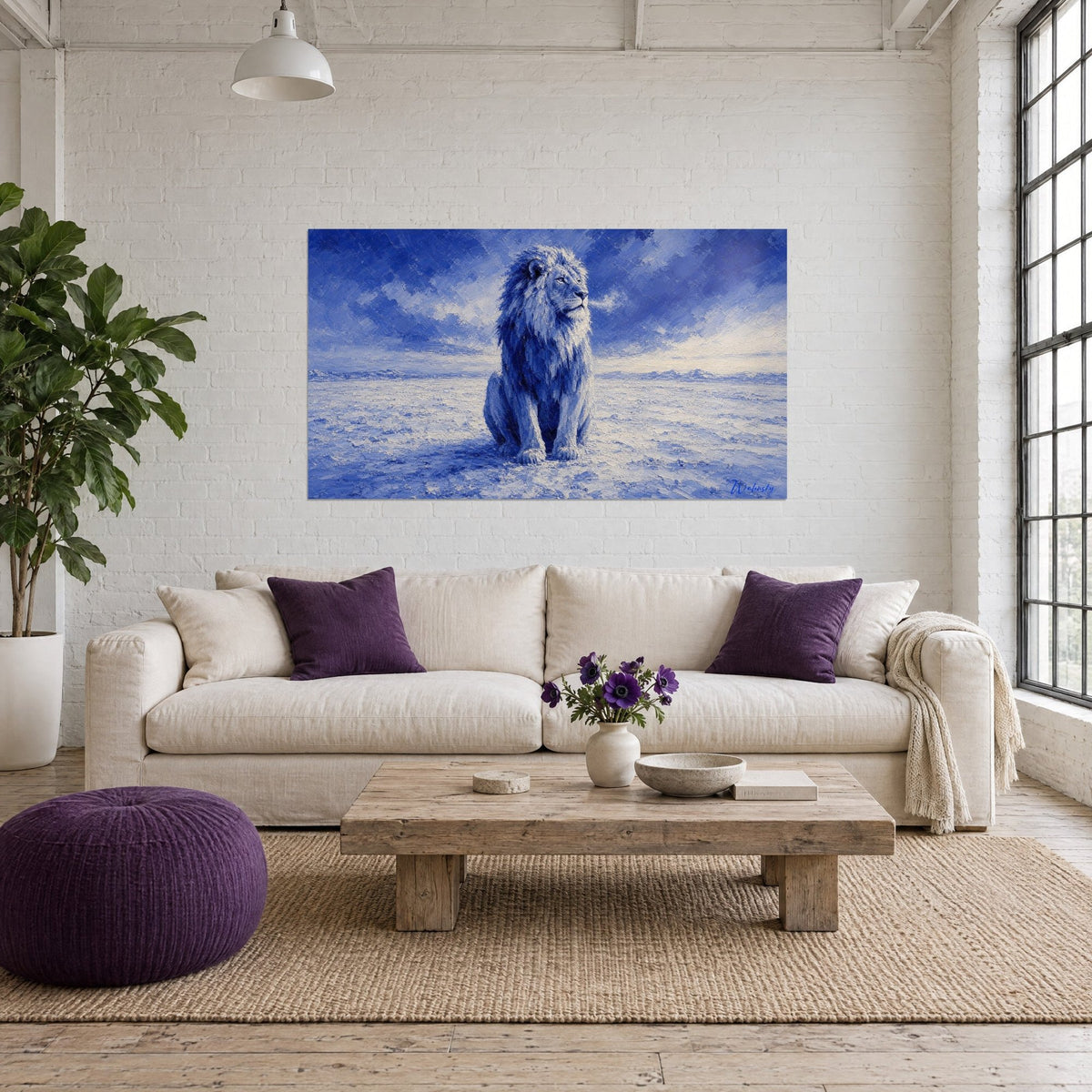 Gemälde Löwin mit kobaltblauer Mähne, auf dem Schnee sitzend, cremeweißer Himmel, dicker Pinselauftrag, über einem Sofa in einem hellen Wohnzimmer