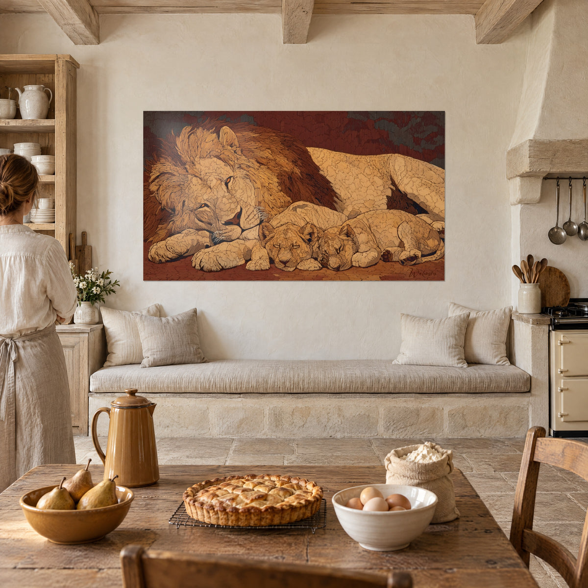 Cuadro familia de leones adormilada, melena cobriza y cachorros ocre con los párpados cerrados, mujer de espaldas en una cocina rústica