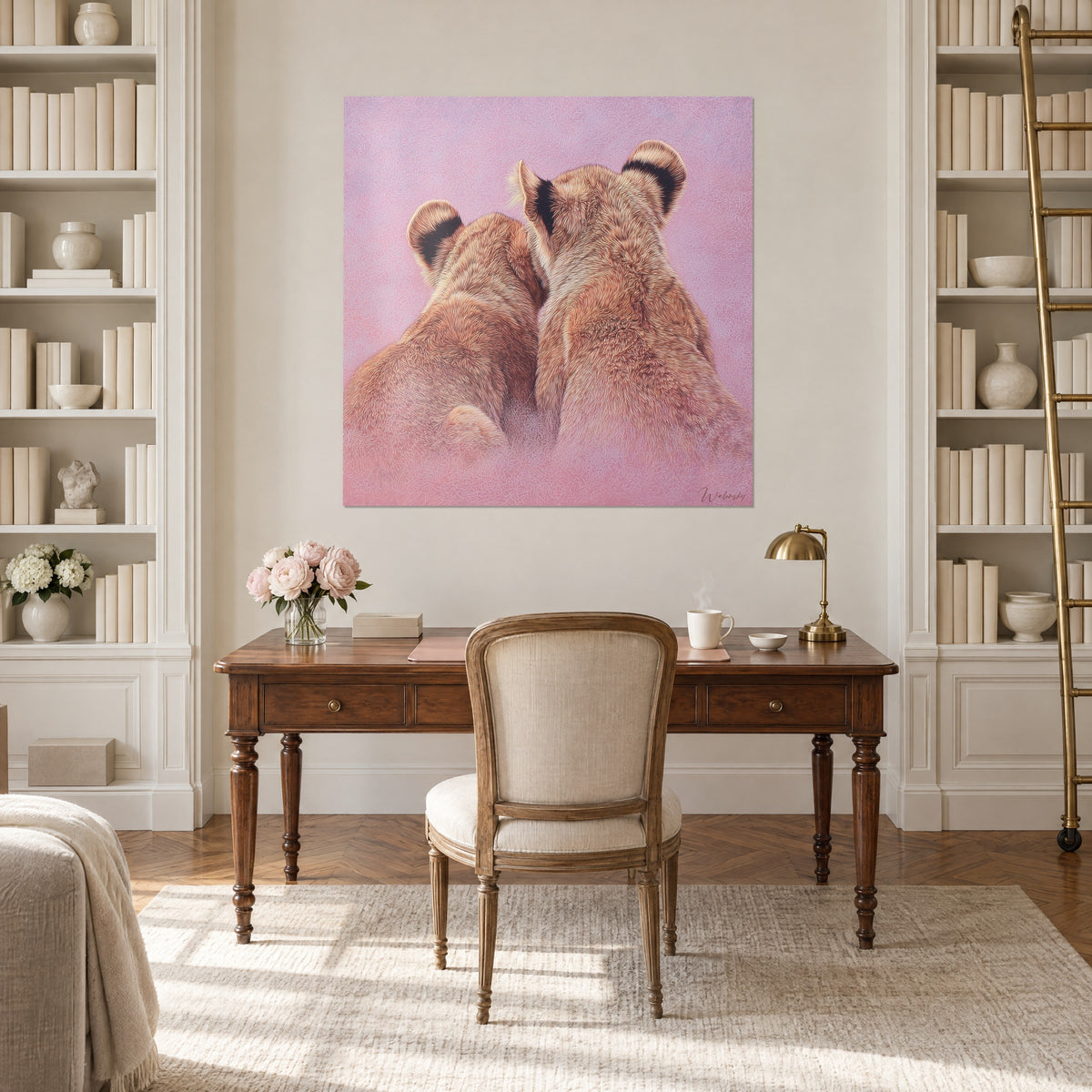 Schilderij katachtige vertrouwdheid, twee leeuwenwelpen met goudbruine vacht op pastelroze, tegenover een houten bureau en witte boekenkasten