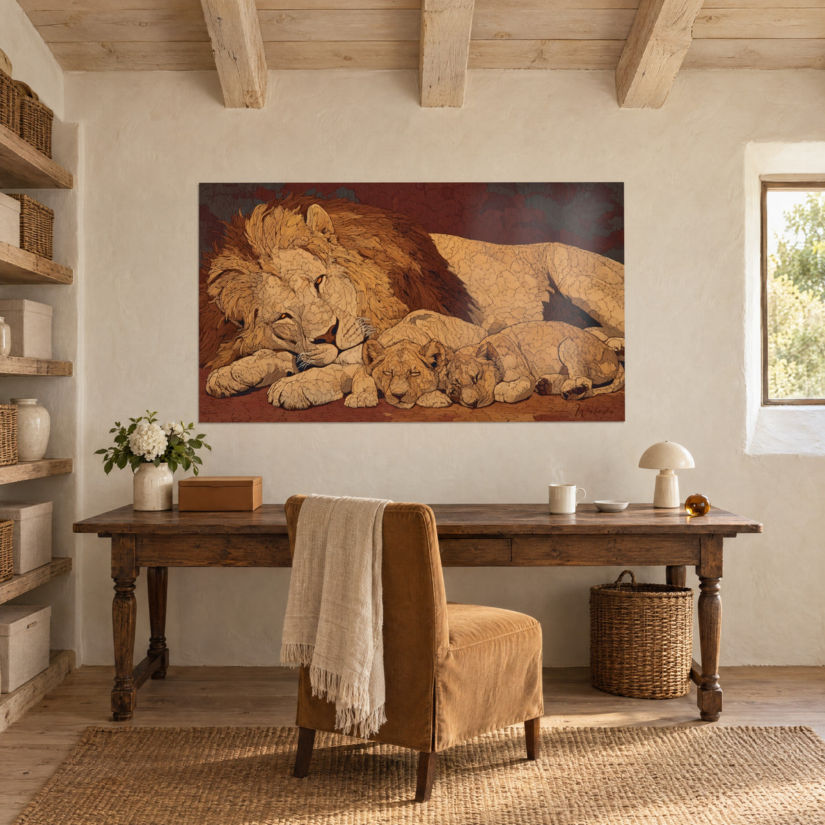 Cuadro león pacífico y sus cachorros dormidos, ocre dorado sobre fondo rojizo, colgado sobre un escritorio de madera antigua