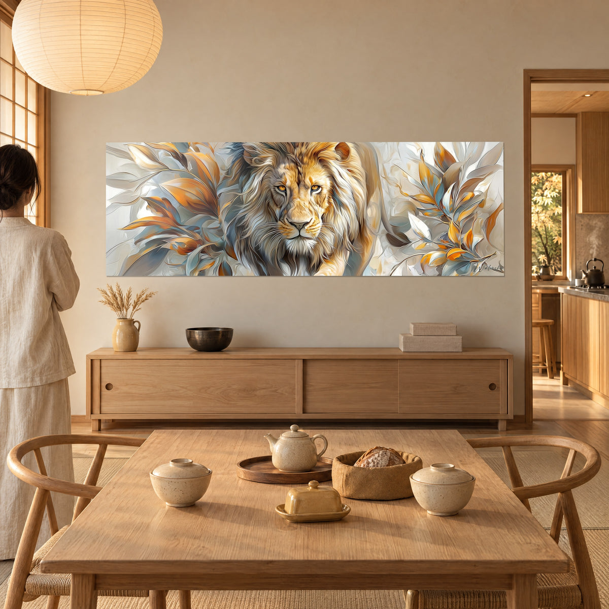 Schilderij van een leeuw met gouden blik, oranje en grijsblauw decoratief gebladerte, een vrouw van achteren voor de crèmekleurige muur van een eetkamer