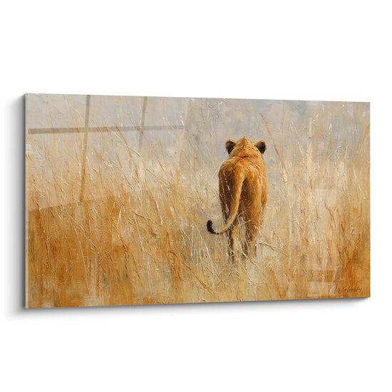 Majestätischer Löwe, der durch hohes goldenes Gras der Savanne läuft, Wandkunst in Beige- und Ockertonnen