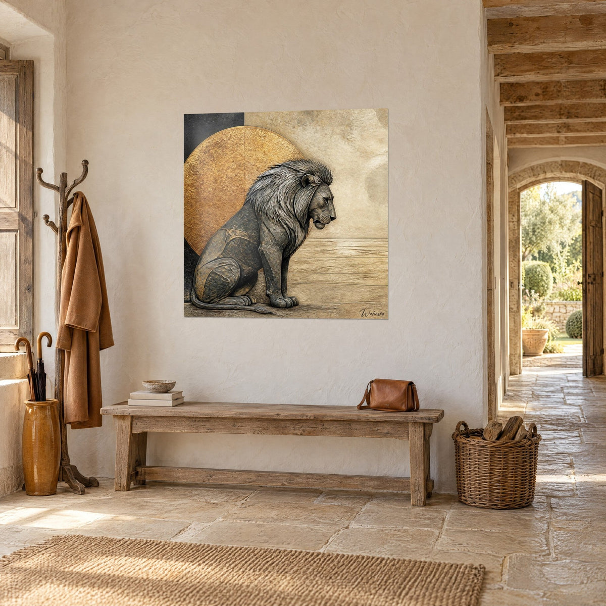 Schilderij geschulpte antracietgrijze katachtige met neergeslagen blik, grote koperen schijf en crèmekleurige muur, driekwart aanzicht in een stenen hal