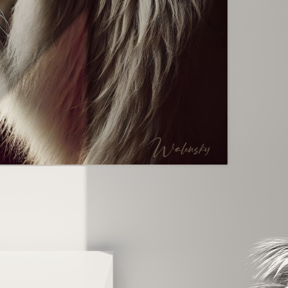 Détail de la crinière du lion blanc crème, texture fine des poils, contraste marqué avec le noir profond