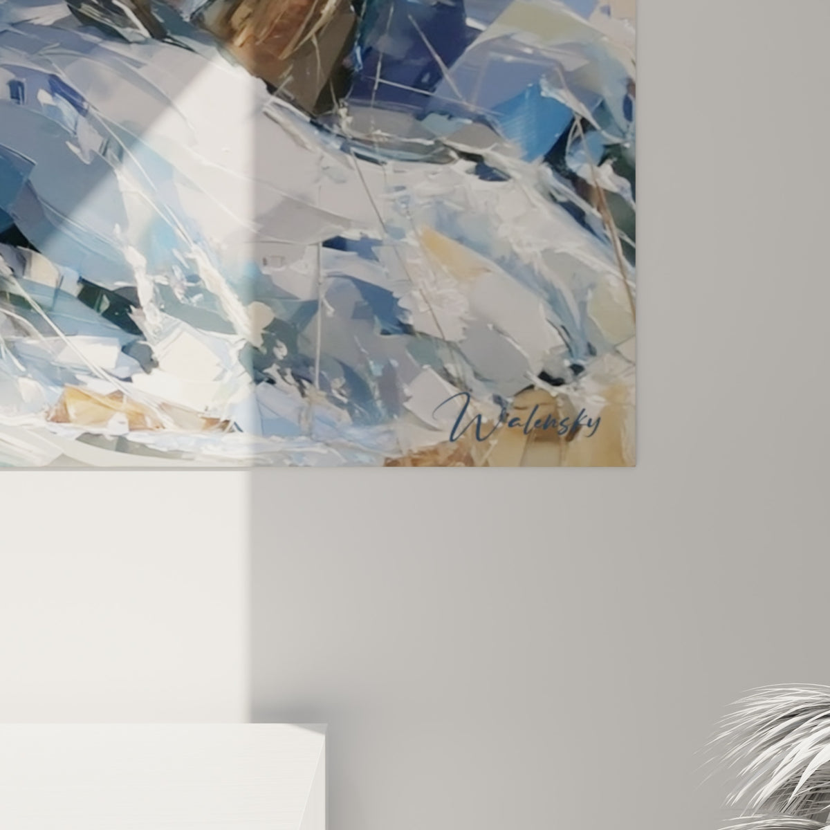 Empâtements anguleux bleu marine et blanc, matière texturée en relief façon origami peint