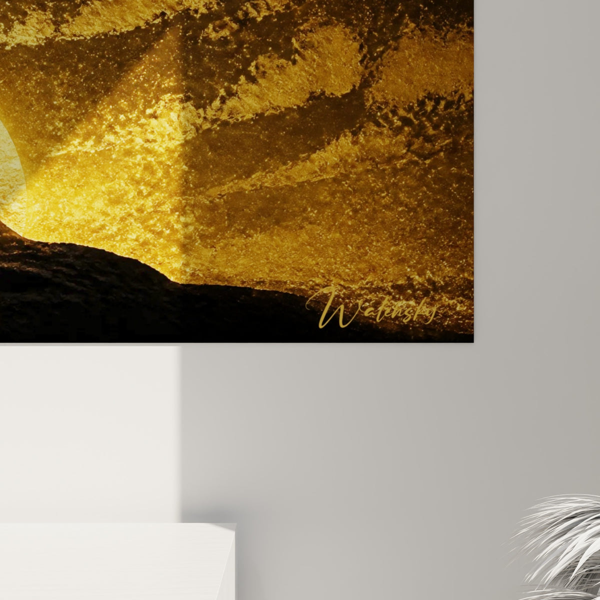 Grain doré et empâtements ambrés se mêlent aux reflets noirs sur la toile accrochée, révélant la matière poudrée