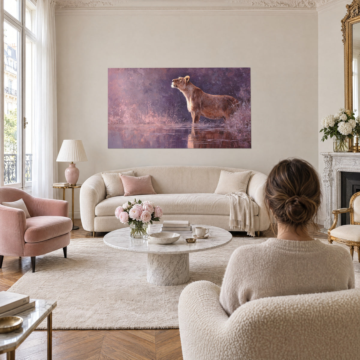 Πίνακας χρυσή λεόνα με το ρύγχος ψηλά μέσα στο νερό, μωβ και πουδραρισμένα ροζ πιτσιλίσματα, πάνω από έναν καναπέ σε φωτεινό σαλόνι