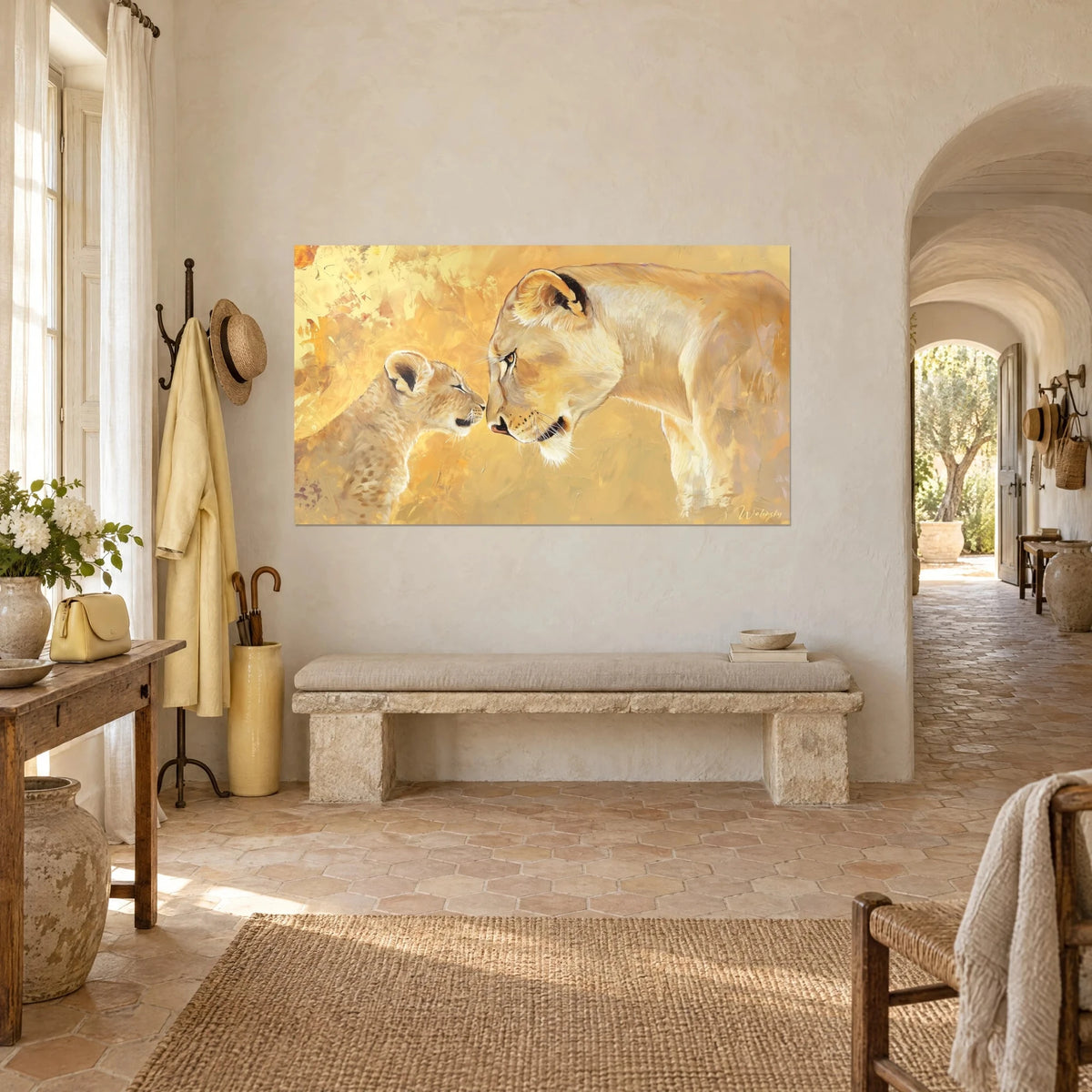 Gemälde ausgewachsene Raubkatze und kleiner Löwe, Schnauze an Schnauze, goldener Hintergrund und senfgelbe Töne, kräftige Pinselstriche, provenzalisches Landhaus
