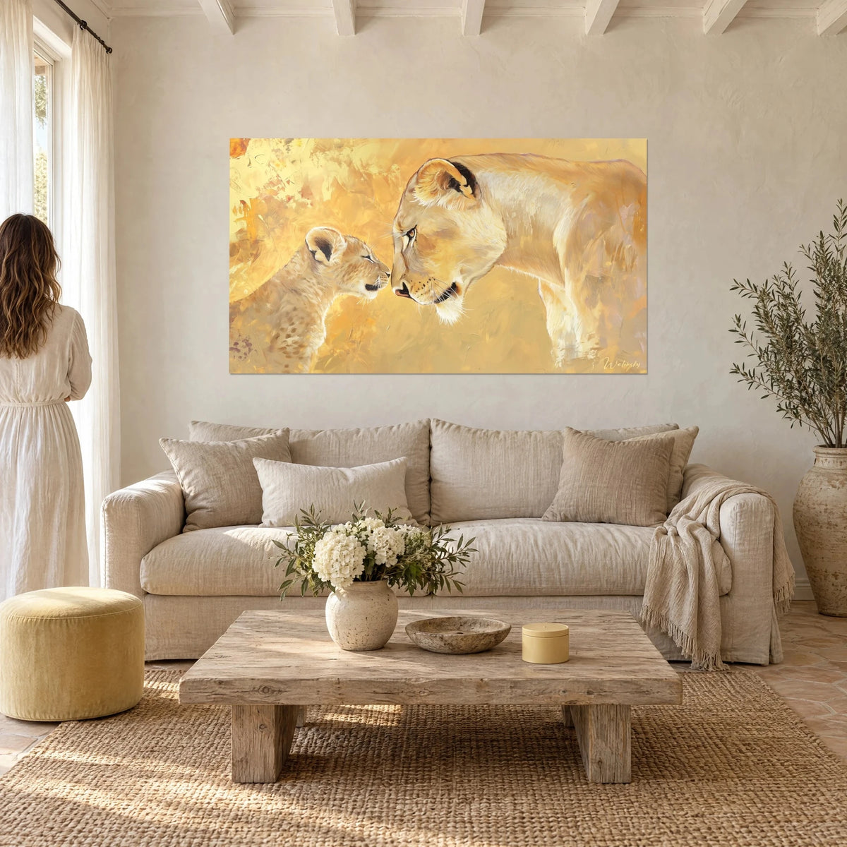 Gemälde Löwin, sich zu ihrem Jungen neigend, Nase an Nase, ockerfarbenes und cremiges Fell, über einem Sofa in einem hellen Wohnzimmer