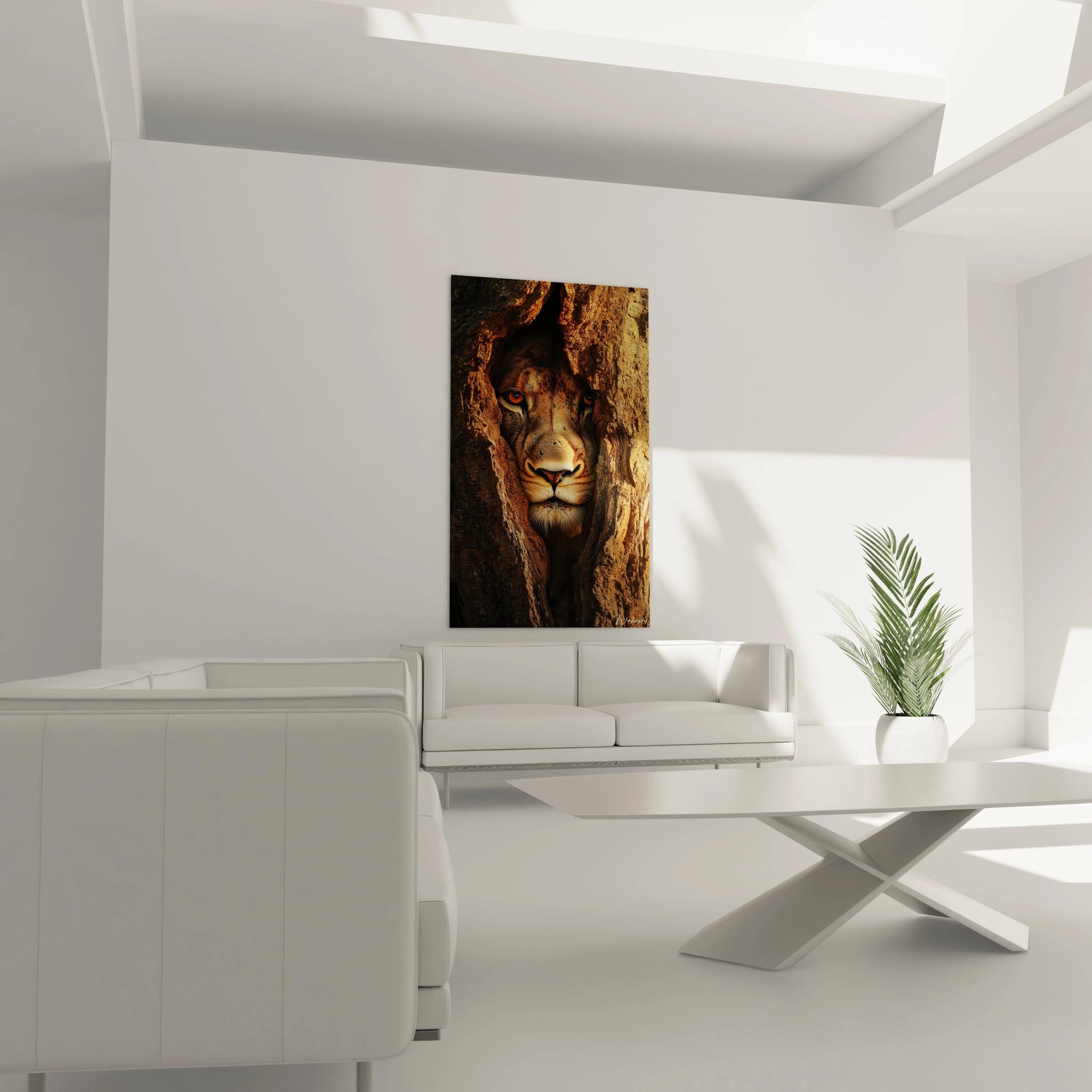 Un tableau lionne réaliste capturant un gros plan du prédateur regardant par une fente dans un arbre. Dominance de couleurs terreuses - brun, ocre et noir. Jeu de textures entre la rugosité de l'écorce et la finesse du pelage félin illuminé par une lumière dorée.
