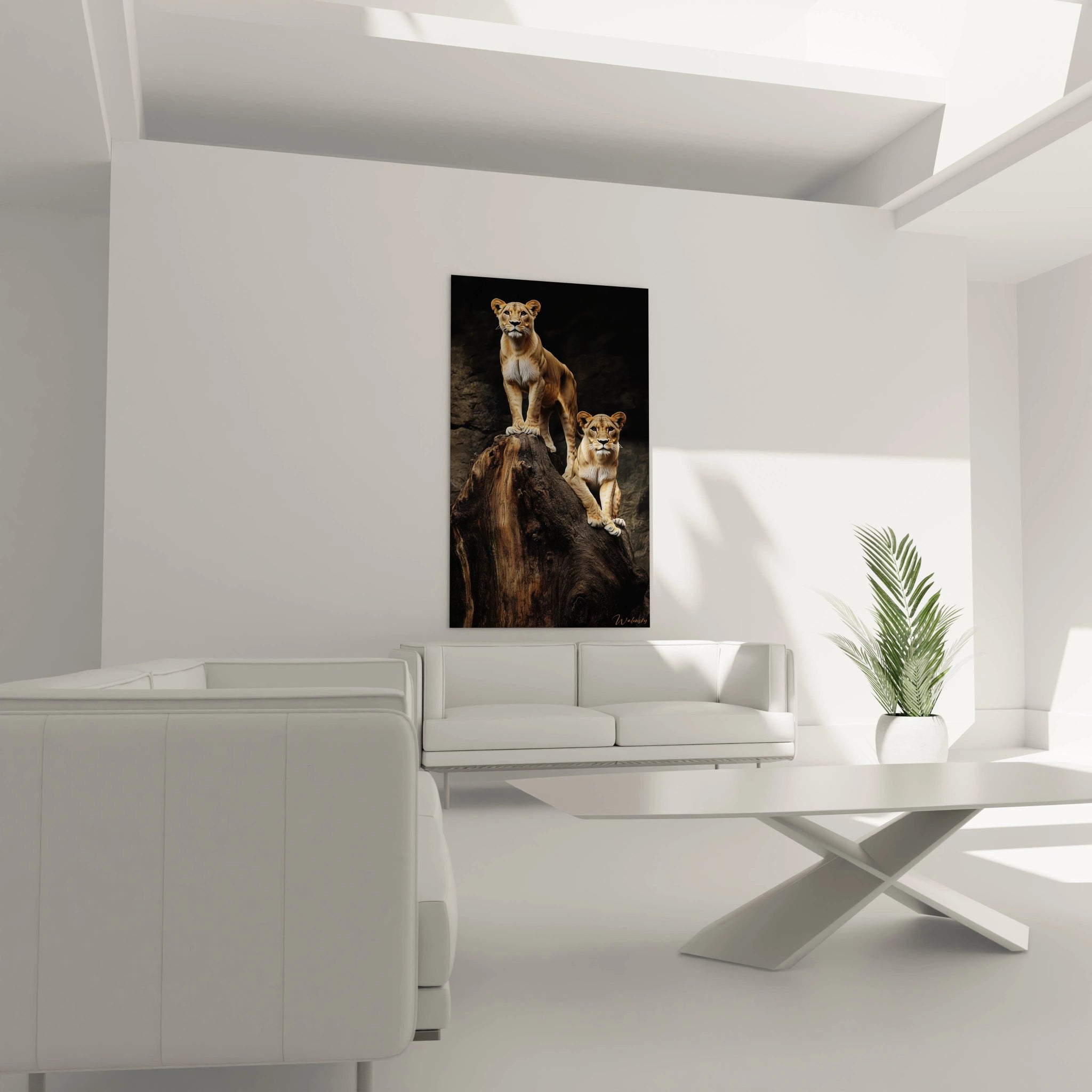 Tableau lionne présentant un duo de félins aux expressions attentives, l'une surplombant l'autre sur un perchoir naturel. Rendu hyperréaliste de la fourrure beige clair, contrastant avec un arrière-plan noir profond qui accentue leur présence imposante.
