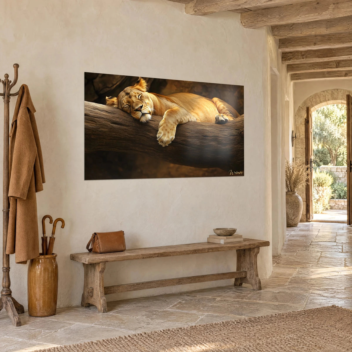 Quadro Grande felino assopito con le palpebre chiuse, pelliccia ocra e corteccia scura, in un ingresso di pietra chiara