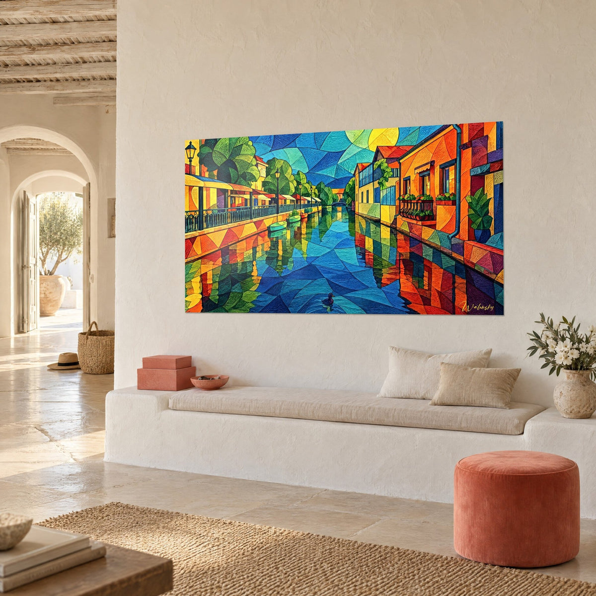 Schilderij waterweg met kubistische reflecties in turquoise en saffraan, groene bootjes en bloemrijke balkons, driekwartaanzicht op een stenen bank