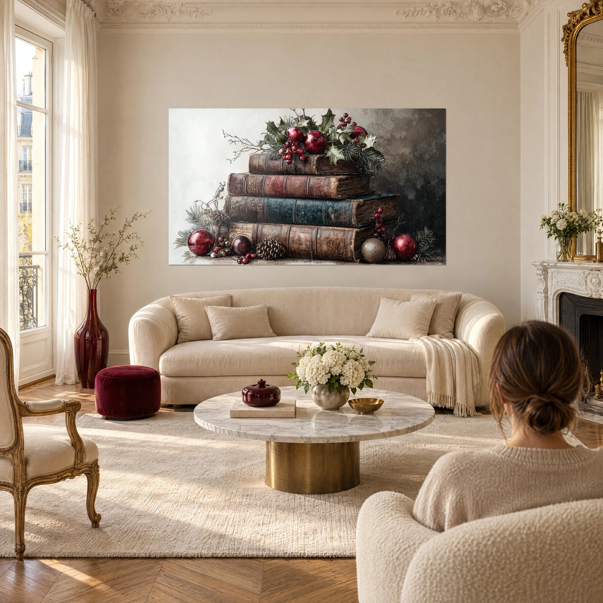 Gemälde Stapel alter Ledereinbände und Stechpalme, rote Beeren, granatrote Äpfel, über einem Sofa in einem hellen Wohnzimmer