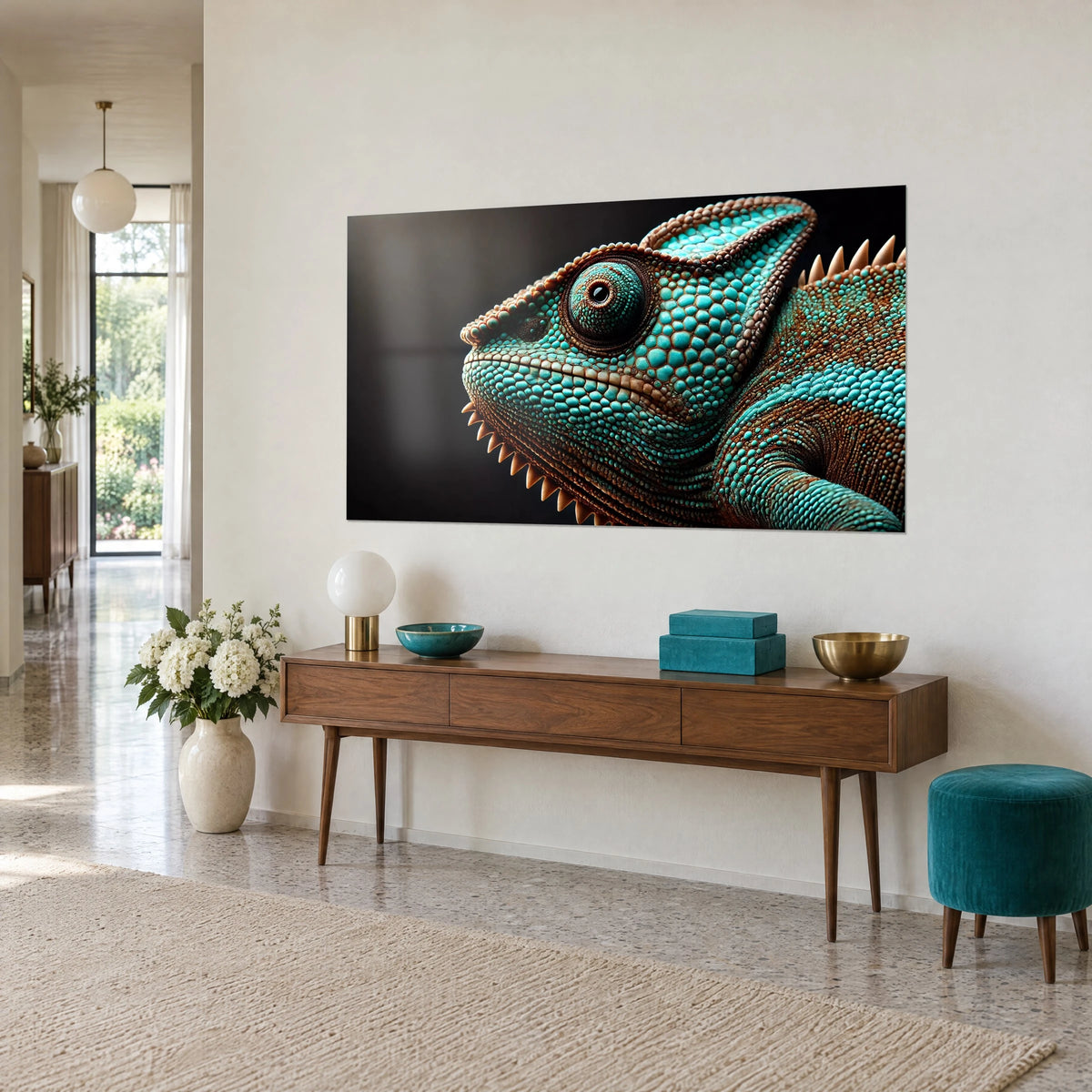 Tableau reptile turquoise et brun roux, tête de profil hérissée de crêtes beiges, sur un mur blanc, vue de trois-quarts, maison années 50