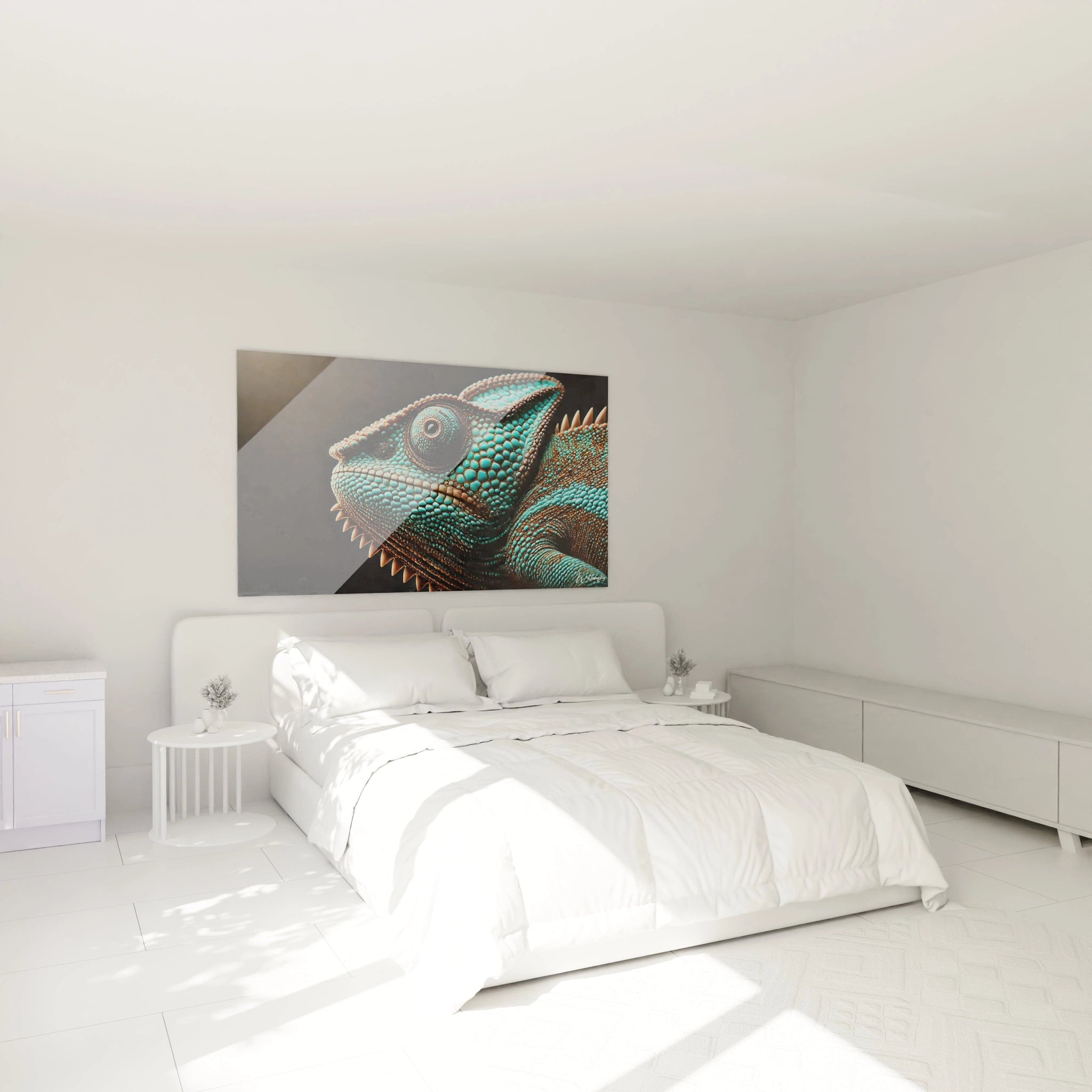 Ce tableau caméléon au-dessus du lit crée une atmosphère exotique dans la chambre avec des nuances de bleu et marron pour un effet visuel intense

