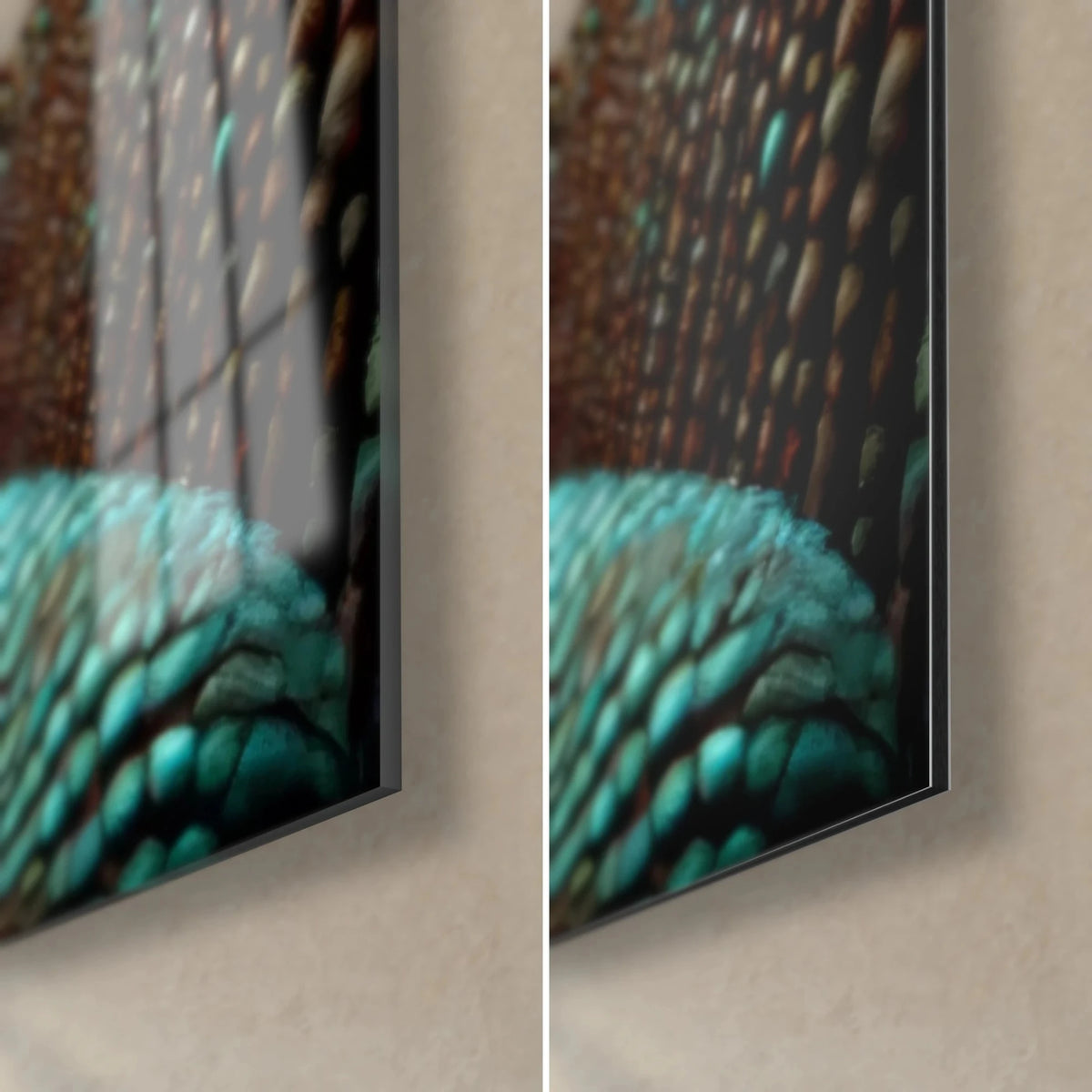 Tableau saurien aux écailles turquoise et cuivre, coin bas droit : verre acrylique brillant à gauche, Dibond mat à droite, tranche de 3 mm