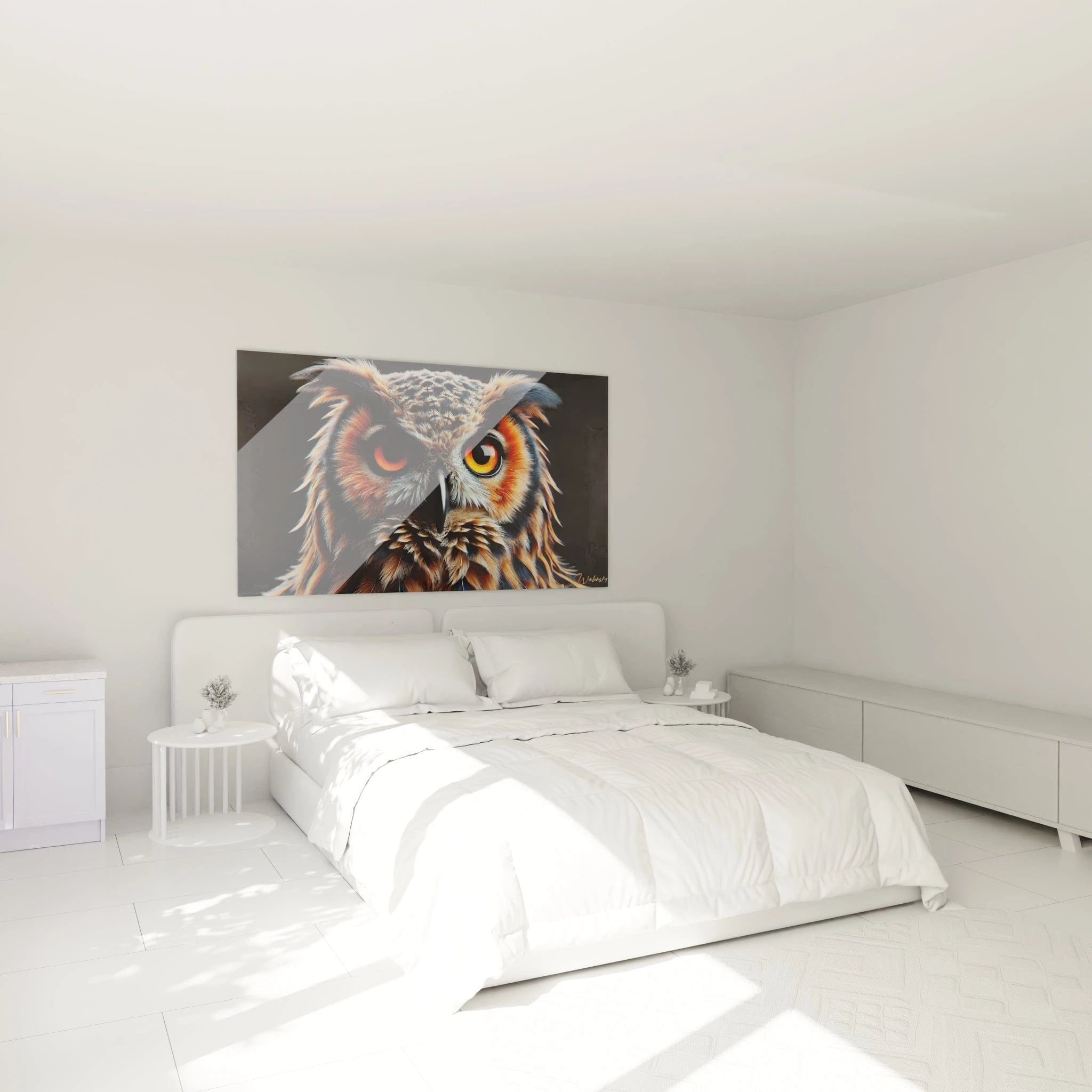 tableau hibou accroche dans une chambre au-dessus d’un lit met en valeur son regard perçant et ses couleurs chaleureuses orange noir bronze creant une ambiance apaisante et mystique propice au repos

