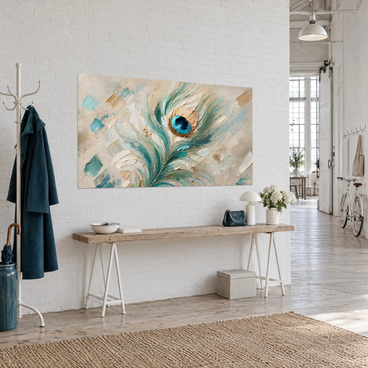 Tableau œil de paon bleu azur aux barbes vert sauge sur fond sable, vu de trois-quarts au-dessus d'une console en bois