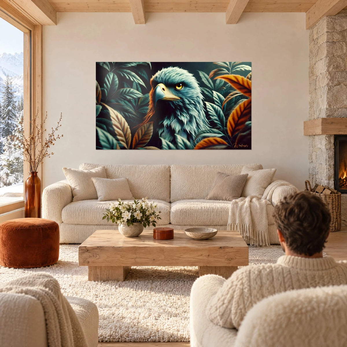Tableau aigle au plumage bleu-gris et à l'œil jaune perçant, parmi des feuilles vert sombre et orange, au-dessus d'un canapé dans un salon lumineux