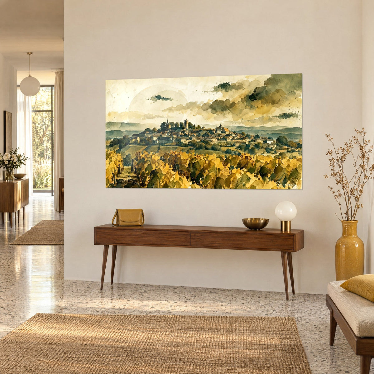 Schilderij wijnbouwstadje met een klokkentoren en een ronde toren, mosterdgele wijnranken en donkergroen, crèmekleurige lucht, aan een beige muur