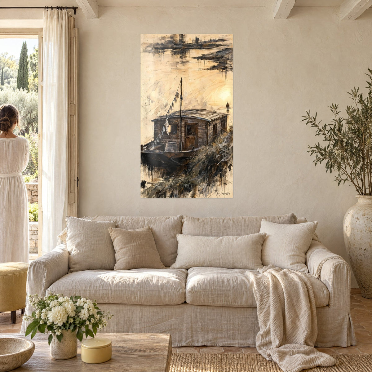 Schilderij van een vissershut in okerkleurig hout, slinger van witte wimpels, gouden lucht, boven een bank in een lichte woonkamer