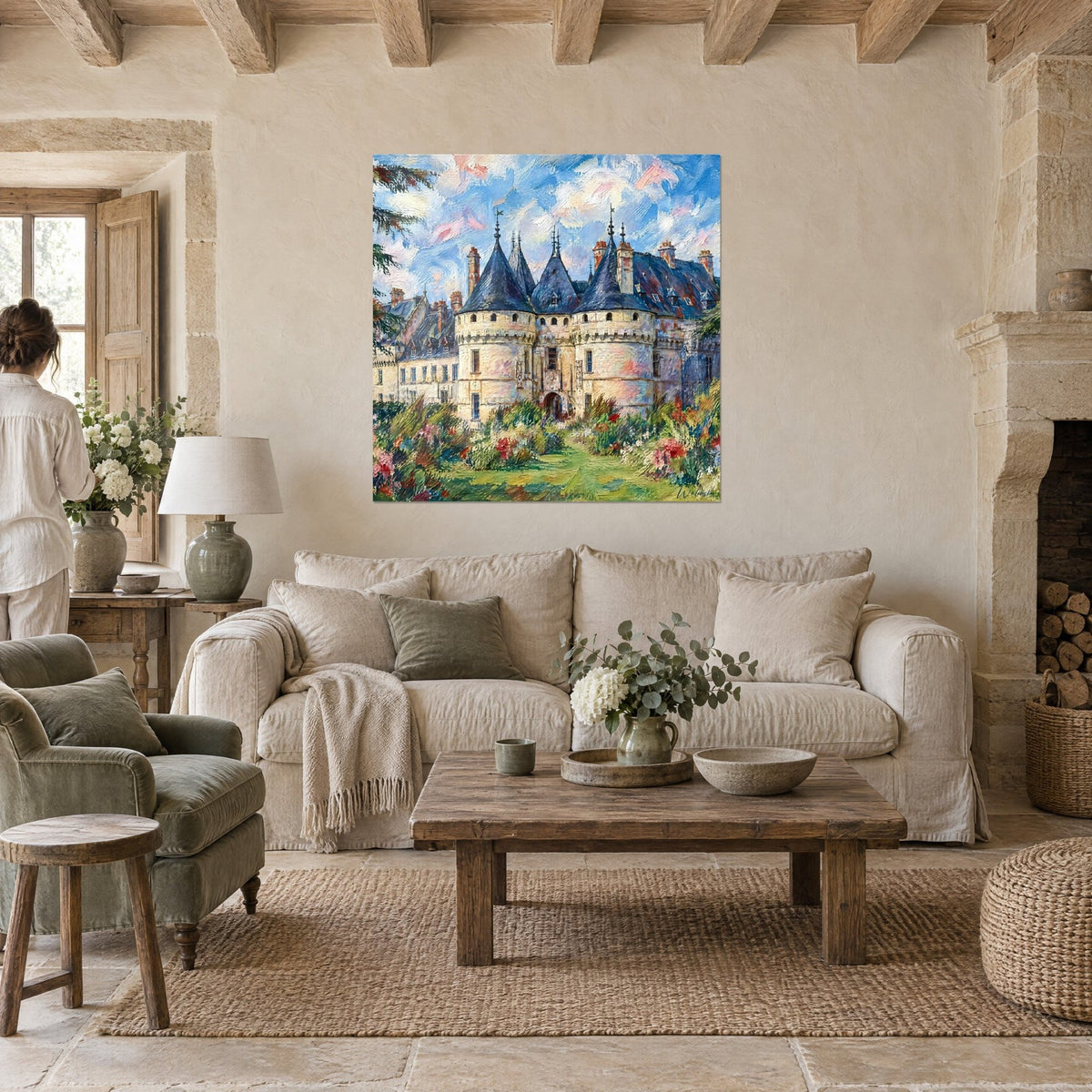Schilderij van een kasteel met blauwe leien torens, crèmekleurige gevel en rode bloemperken, boven een bank in een lichte woonkamer