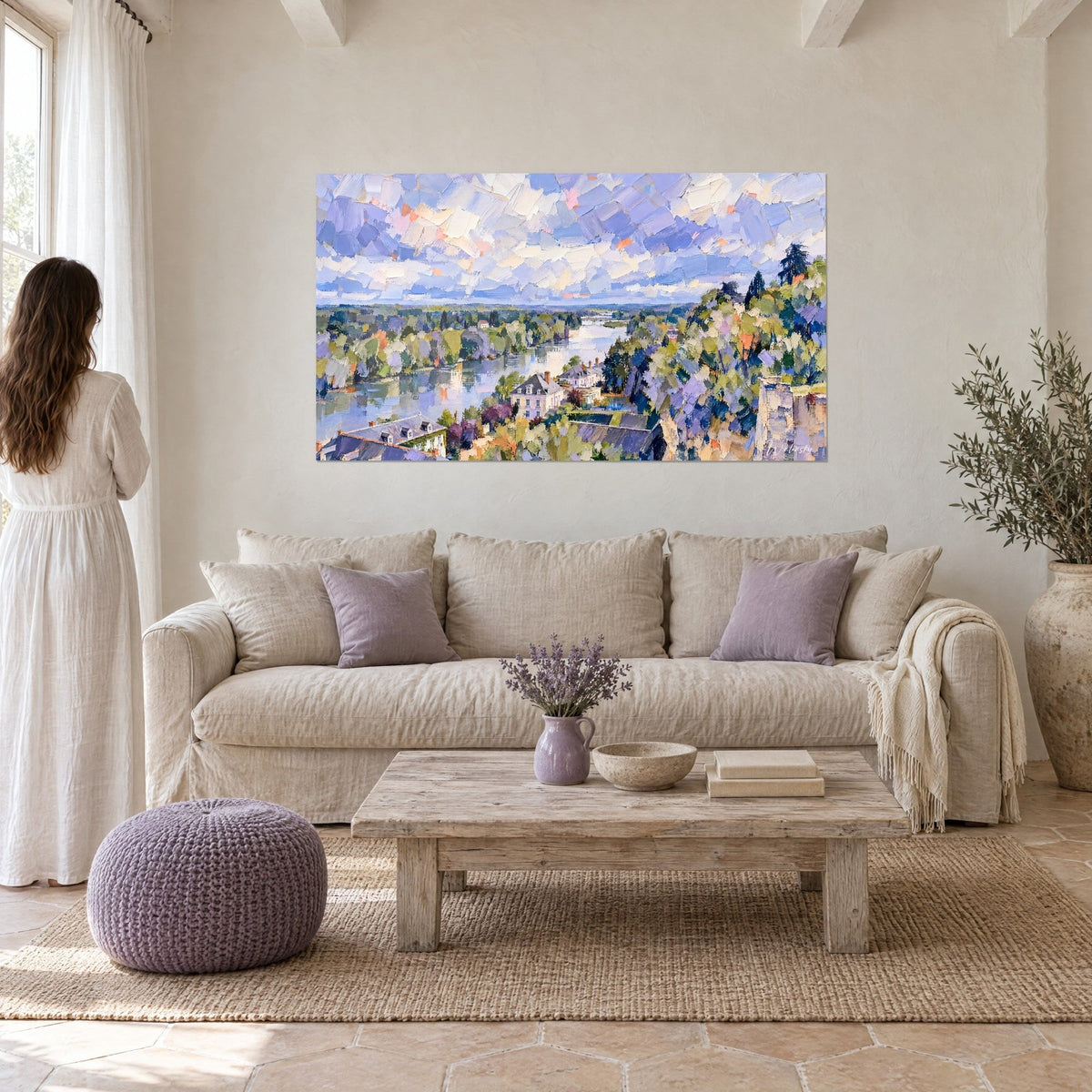 Quadro panorama su un fiume scintillante, cielo malva e azzurro, colline verdi, sopra un divano in un soggiorno luminoso