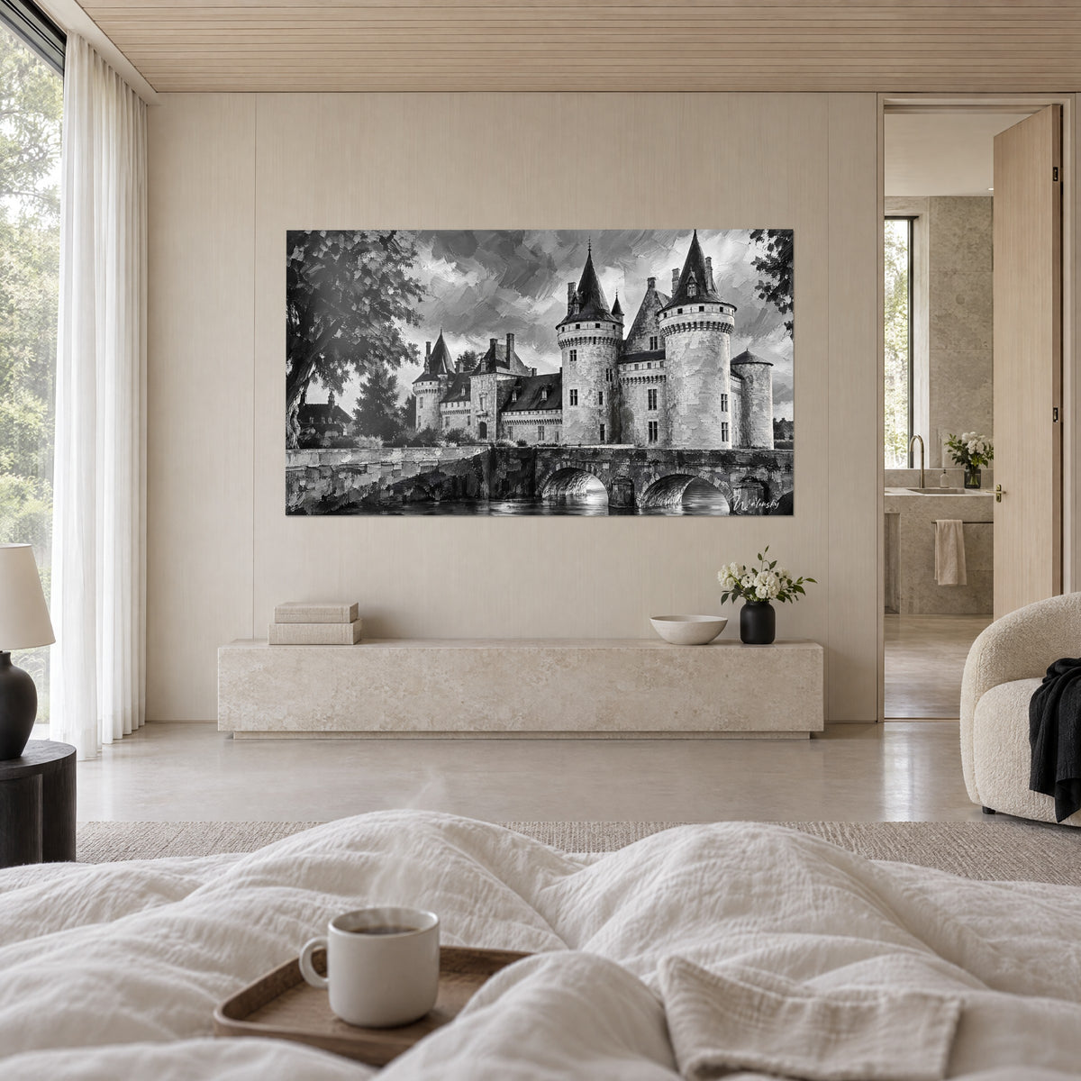 Gemälde mittelalterlicher Herrensitz in Grisaille, runde gezinnte Türme und dunkle Wassergräben, silberne Reflexe, über einem Bett in einem hellen Schlafzimmer