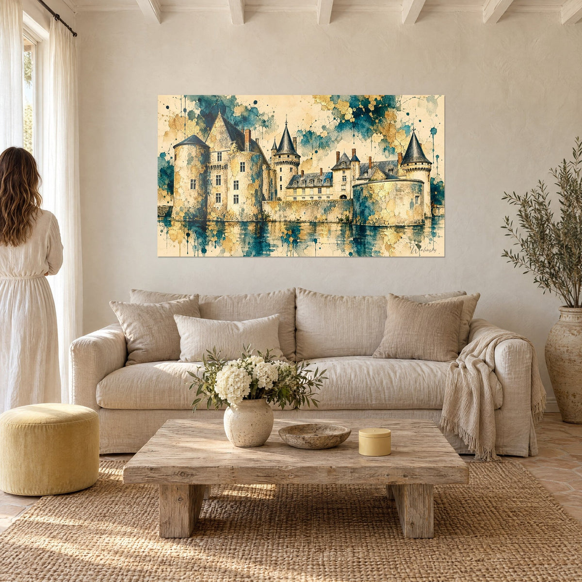 Schilderij kasteel aan de Loire met leigrijze torentjes, oker- en pauwblauwe vlekken op de slotgracht, boven een bank in een lichte woonkamer
