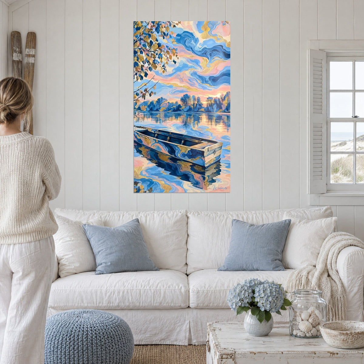Schilderij houten boot drijvend op roze en blauw water, goudkleurige wervelende lucht, boven een bank in een lichte woonkamer