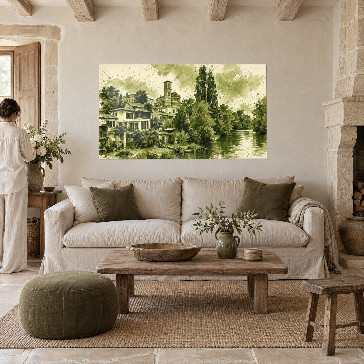 Gemälde Flussdorf mit Glockenturm, olivgrün und ocker, Spritzer auf cremefarbenem Papier, über einem Sofa in einem hellen Wohnzimmer