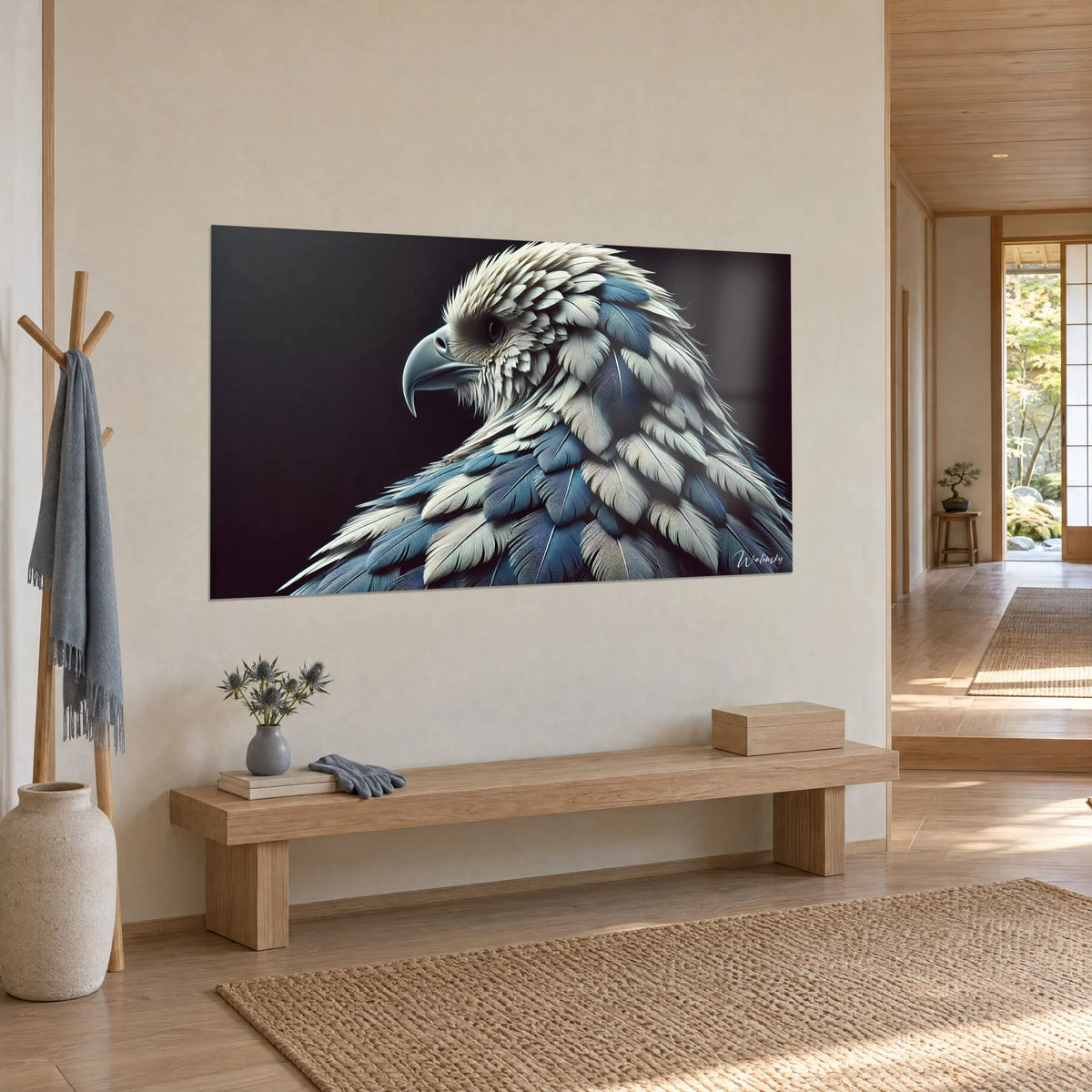 Tableau aigle royal de profil, bec gris courbé, plumes bleu acier et crème, accroché dans un couloir japandi en bois clair