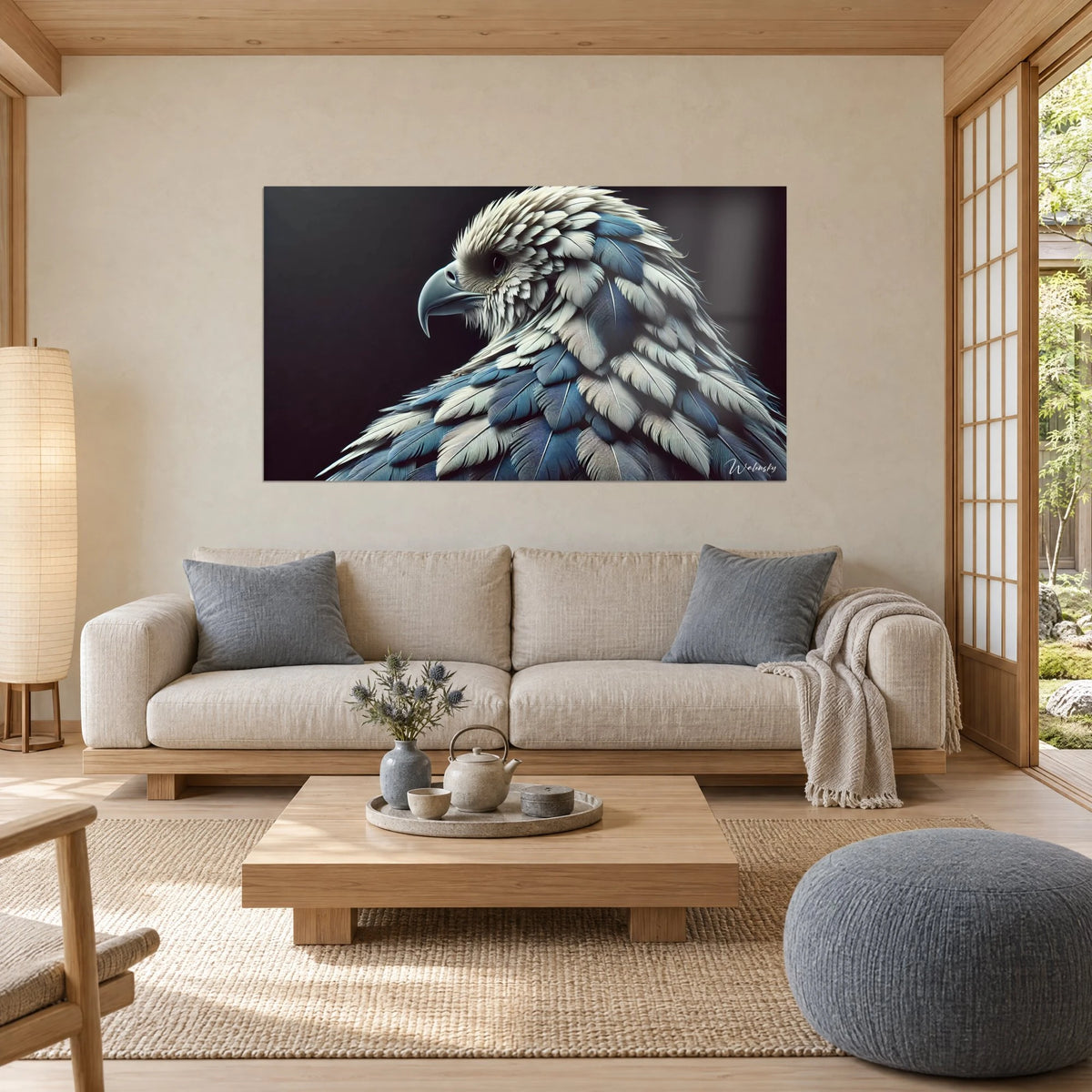 Tableau rapace au plumage ivoire et bleu ardoise, profil sur fond noir, au-dessus d'un canapé dans un salon lumineux