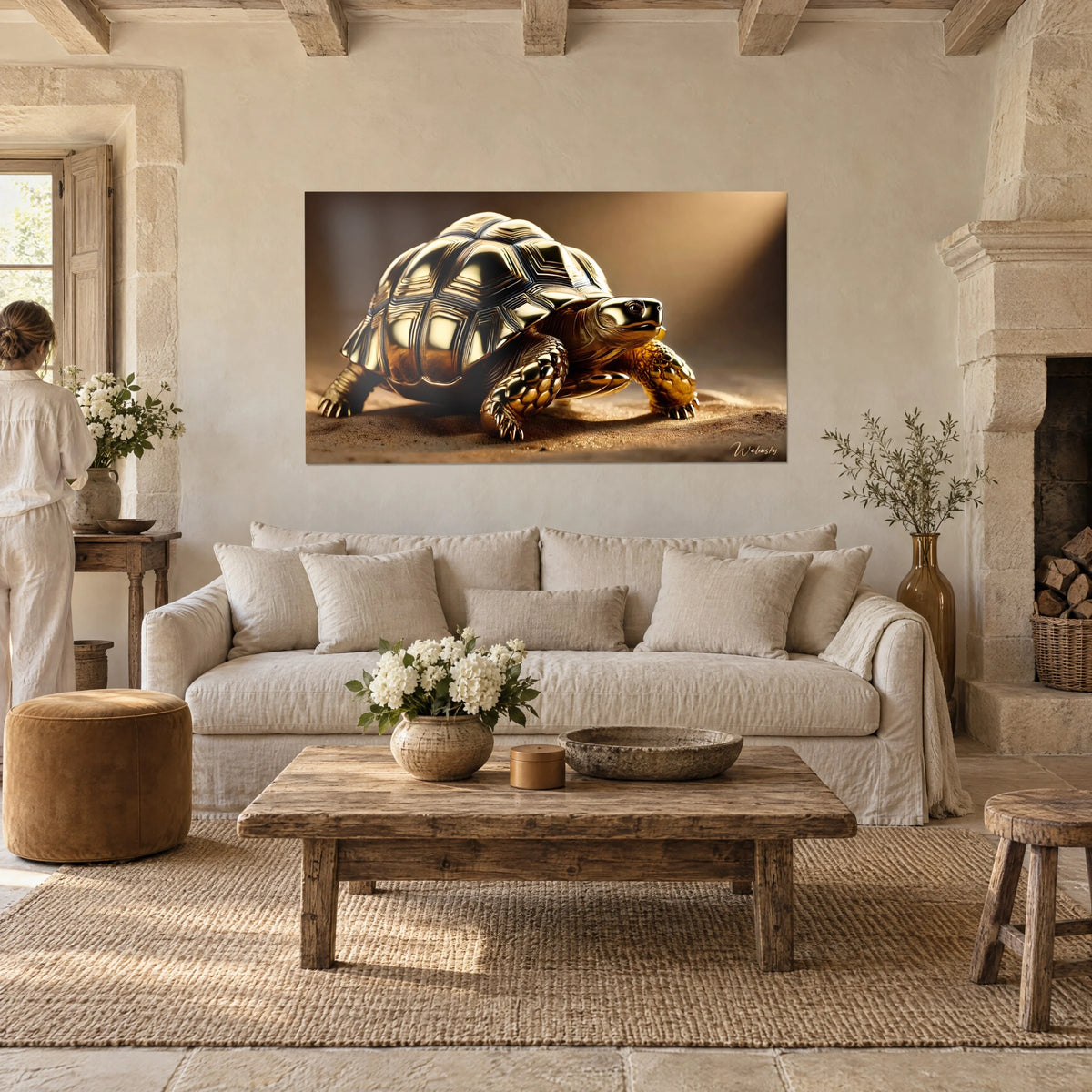 Cuadro de tortuga terrestre con caparazón dorado, reflejos de oro sobre fondo marrón, colgado encima de un sofá en un salón luminoso