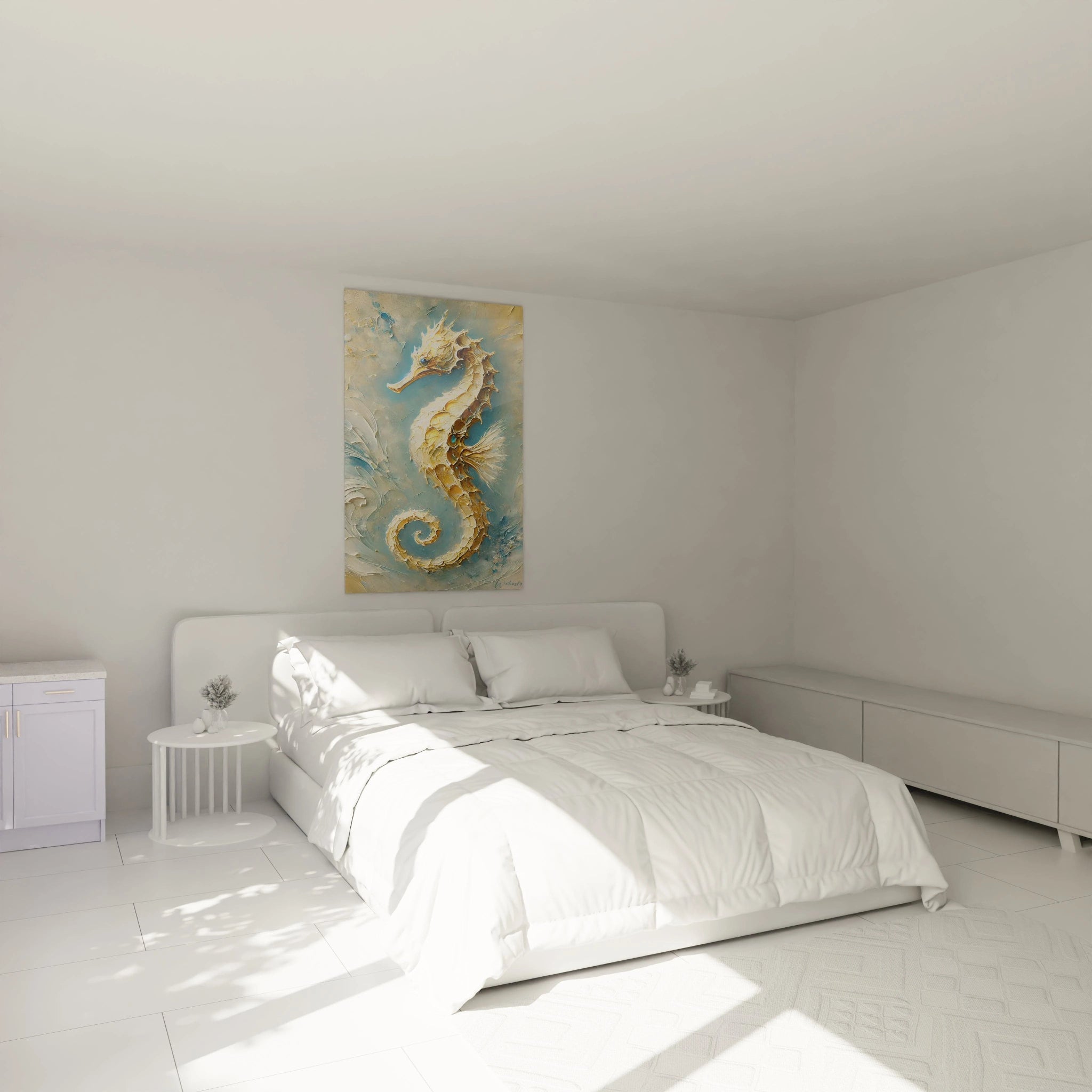 Tableau hippocampe dans une chambre, apportant une atmosphere apaisante et elegante grace a ses nuances dorees et son fond aux tons marins.
