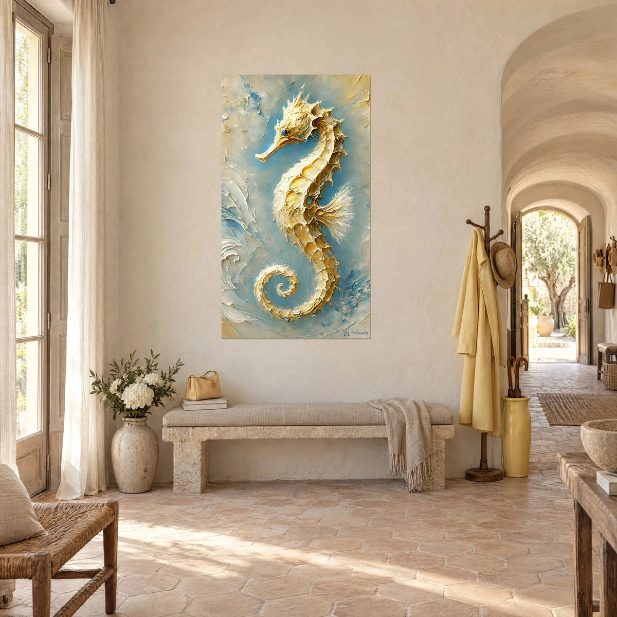 Schilderij zeepaardje met gebeeldhouwde gouden schubben, lichtturquoise achtergrond, crèmekleurige muur van een gewelfde gang in driekwartaanzicht