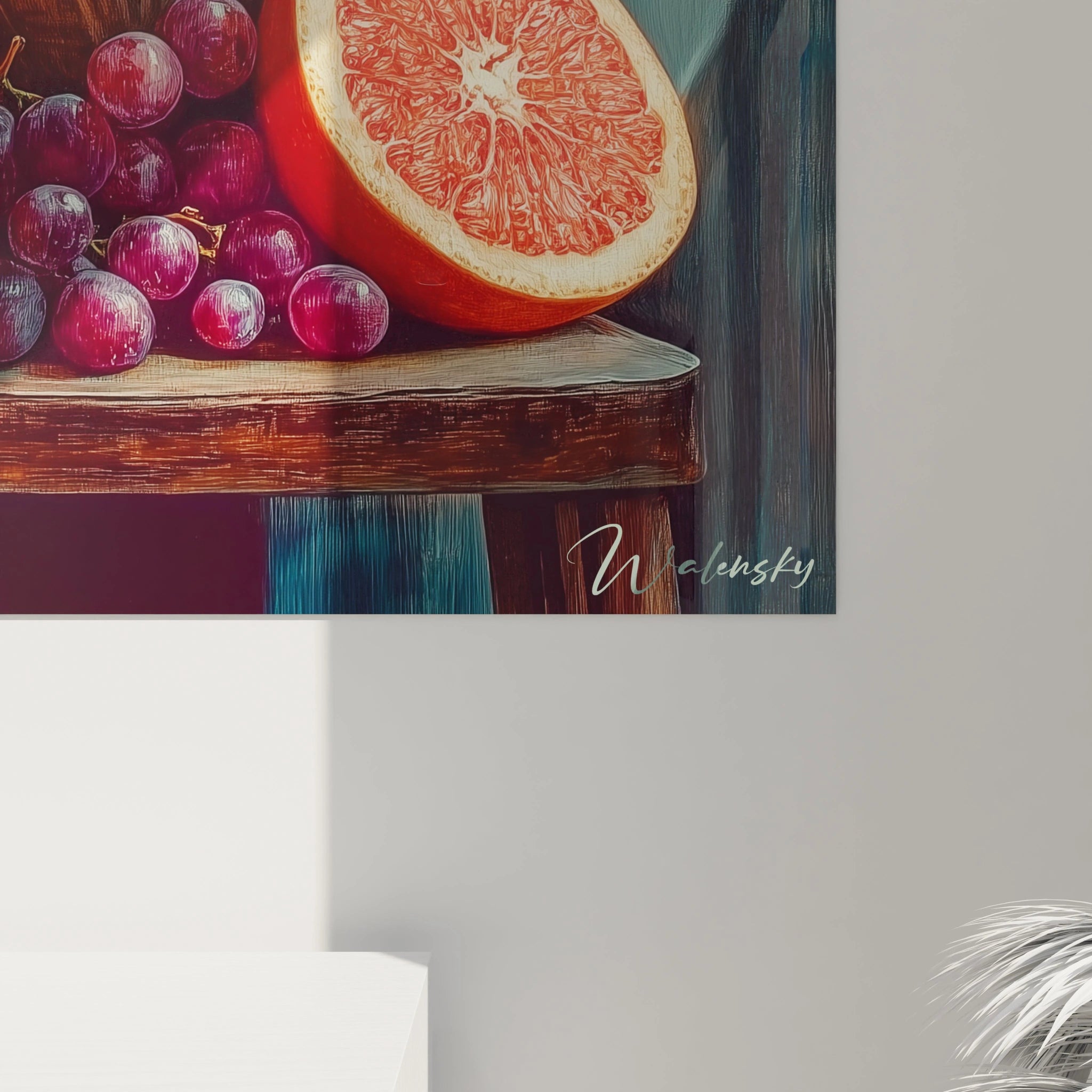 Focus sur un tableau nature morte abstrait présentant des textures détaillées sur un vase ancien et des fruits colorés, avec des nuances dominantes de vert, rouge et orange sur fond sombre.






