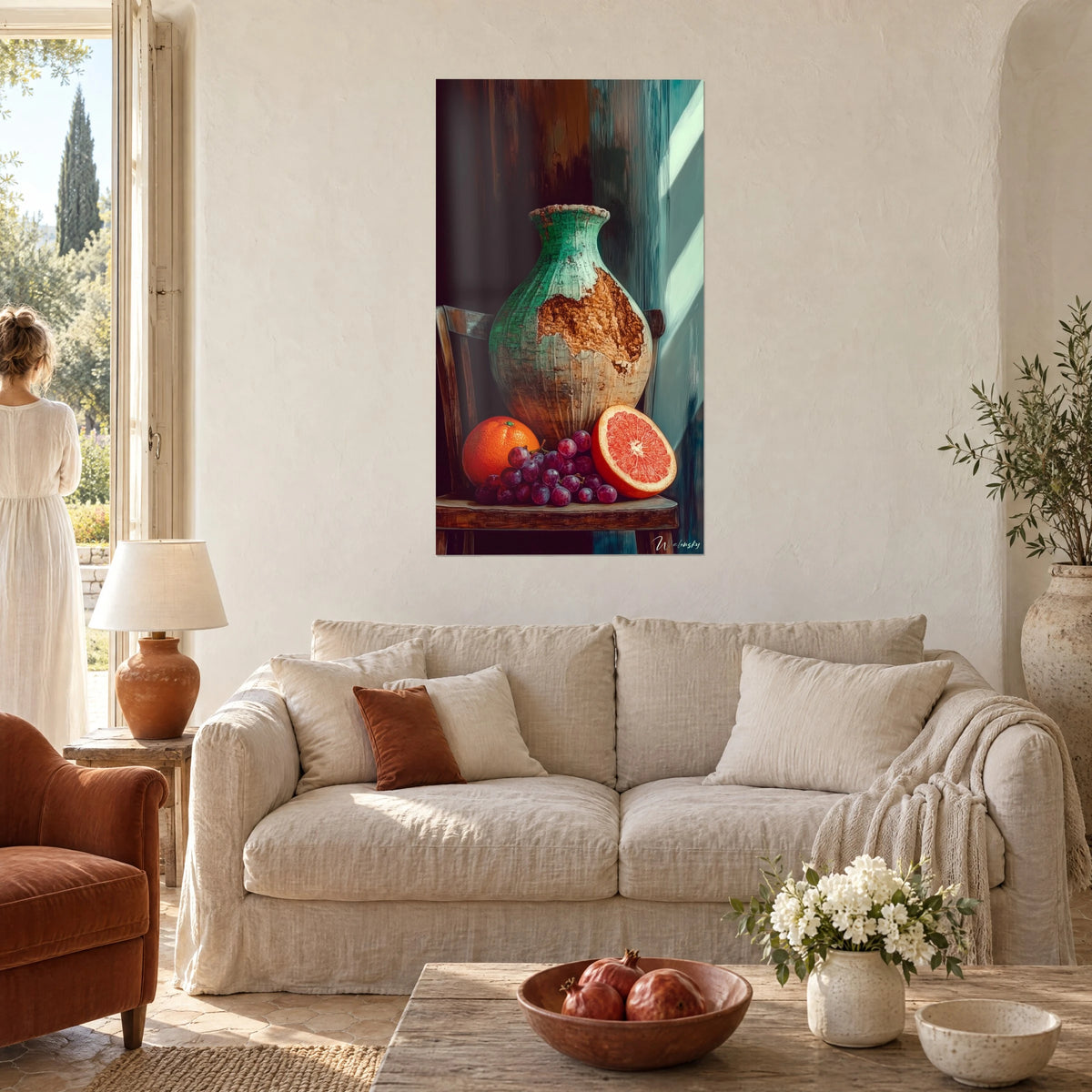 Tableau vase turquoise écaillé et agrumes sur chaise, orange vif et brun rouille, au-dessus d'un canapé dans un salon lumineux