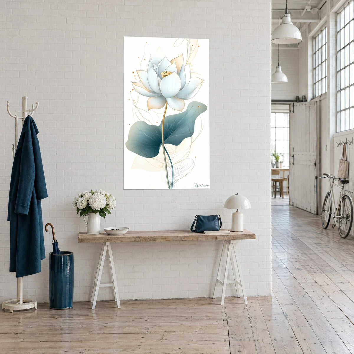 Tableau fleur sacrée aux pétales ivoire et bleu glacier, filets d'or fin, vue de trois-quarts sur un mur de briques blanches